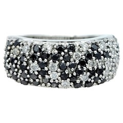 Mehrreihiger schwarzer und weißer Pavé-Diamant-Cluster-Ring aus 14 Karat Weißgold