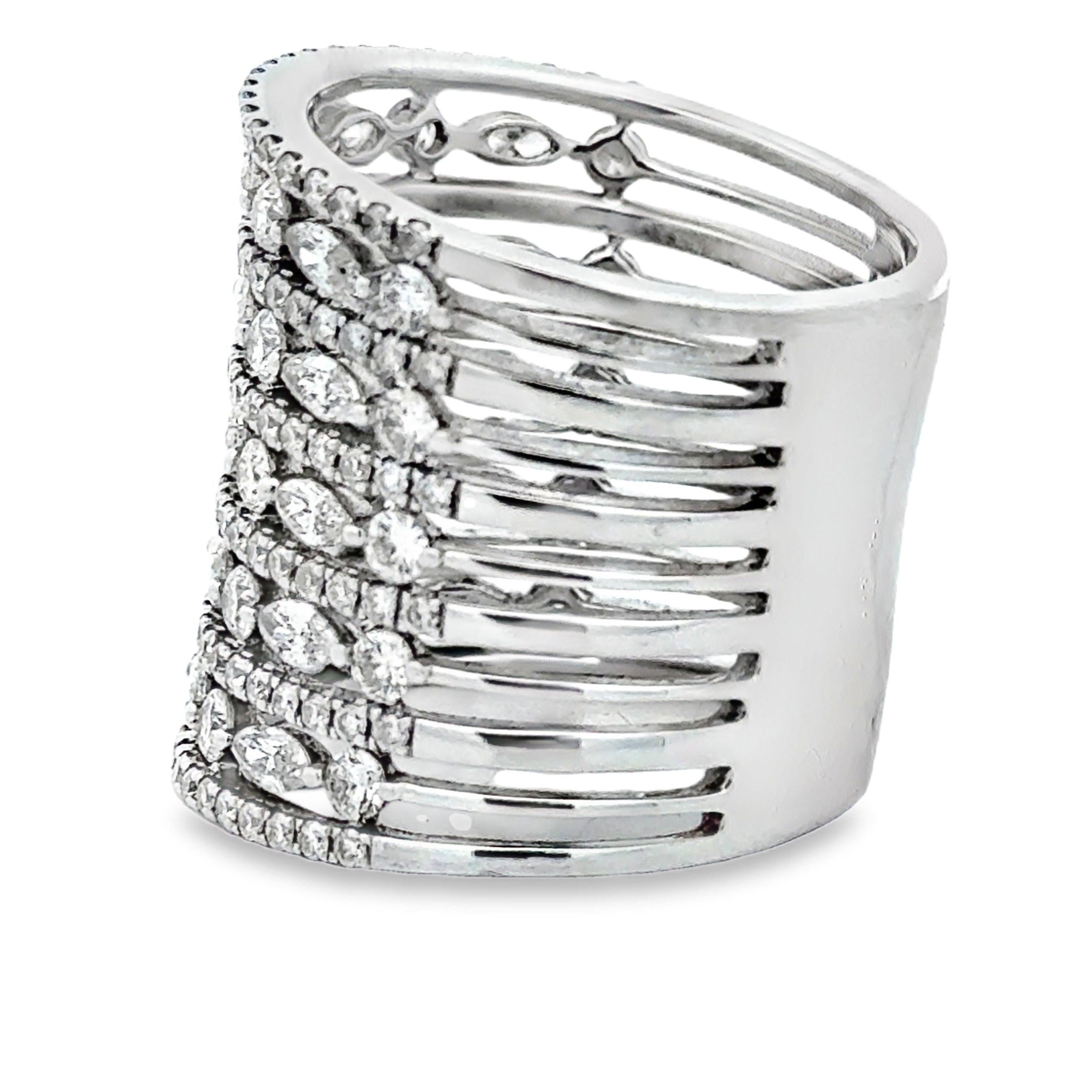 Faites une déclaration audacieuse avec cette extraordinaire bague de succession à plusieurs rangs, fabriquée en riche or blanc 18 carats et sertie d'un nombre impressionnant de 138 diamants ronds et taille marquise. Avec un poids total de 4,50