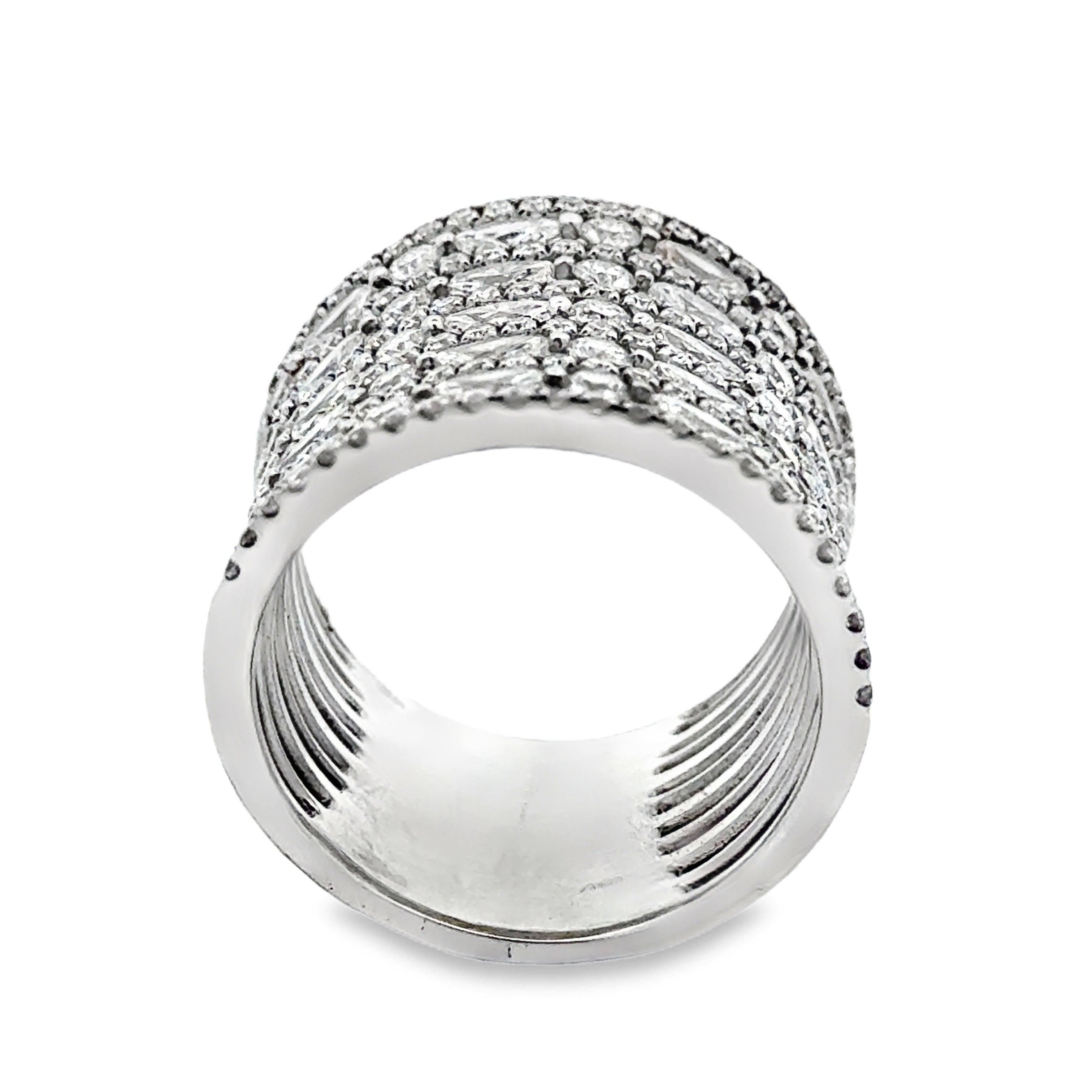 Bague en or blanc 18K à plusieurs rangs de diamants Excellent état - En vente à Derby, NY