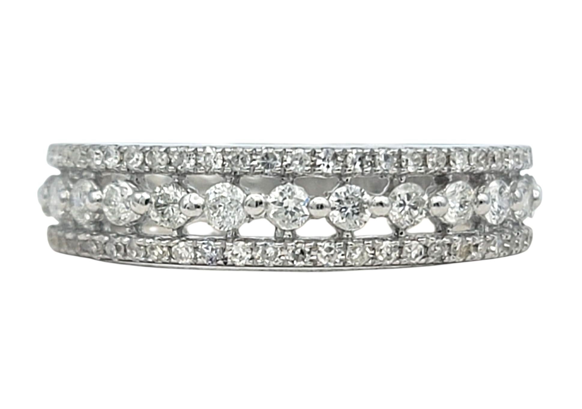 Taglio rotondo Multi Row Diamond Cutout Band Ring in Polished 14 Karat White Gold in vendita