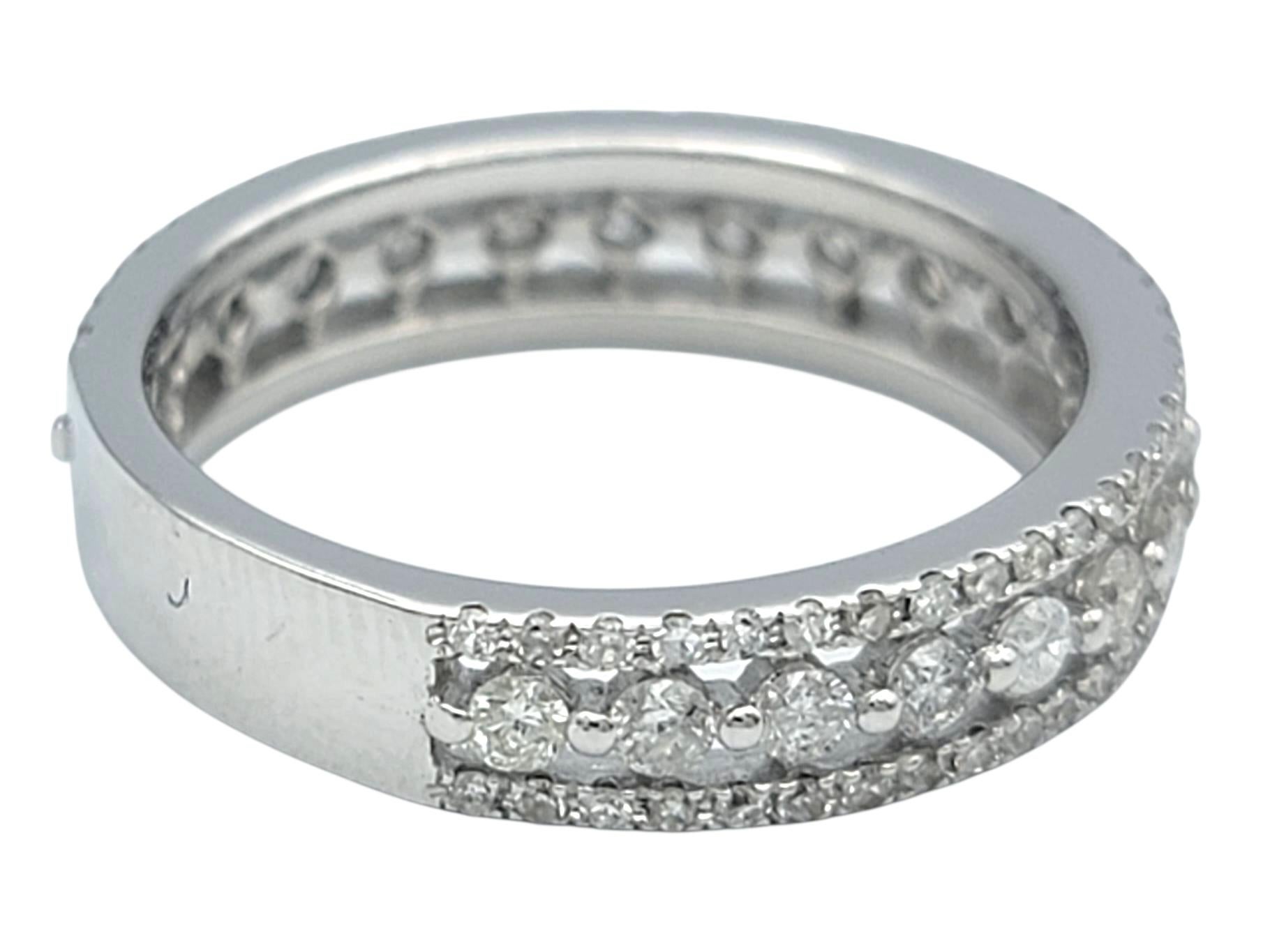 Multi Row Diamond Cutout Band Ring in Polished 14 Karat White Gold In condizioni buone in vendita a Scottsdale, AZ