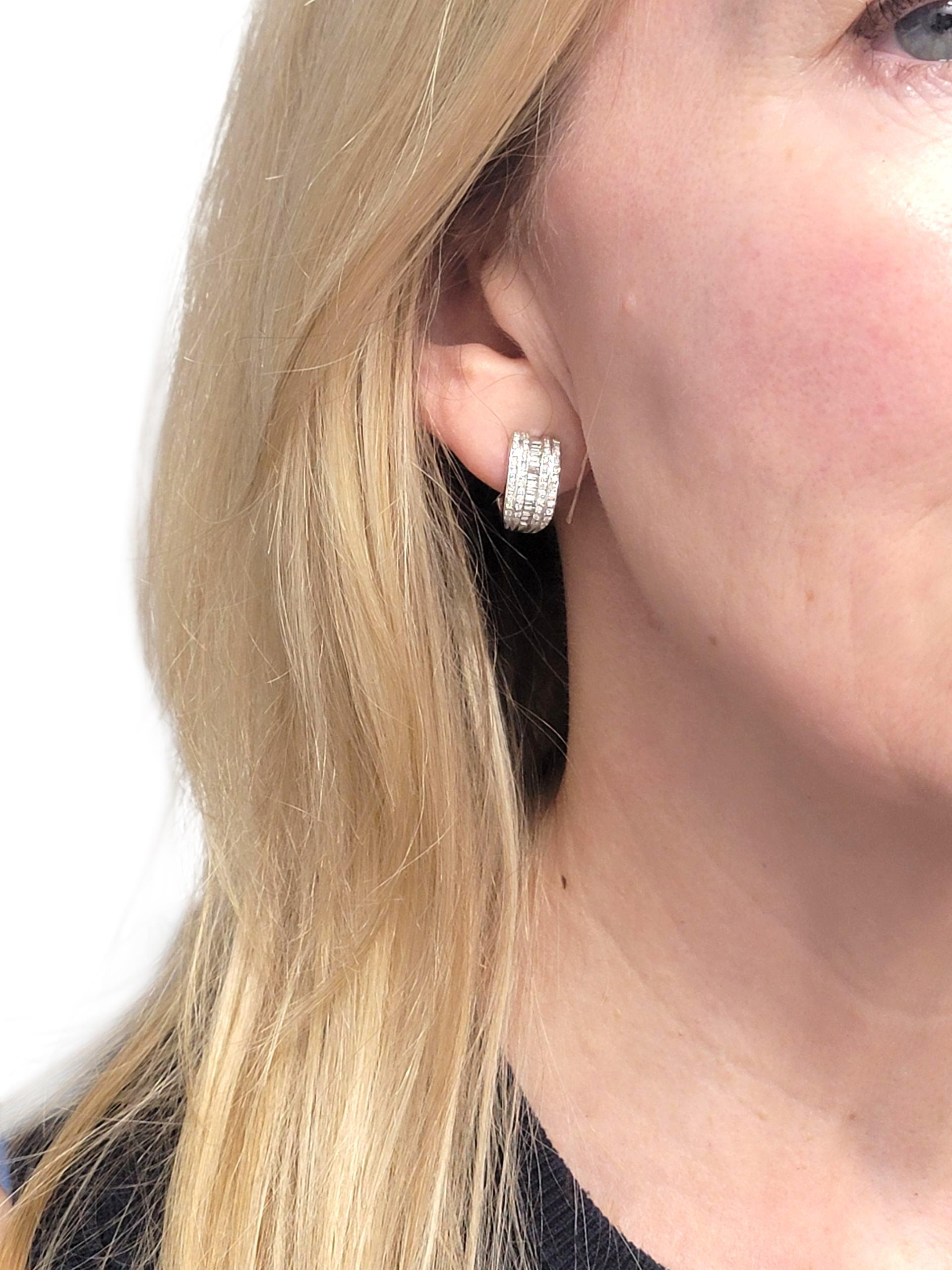 The Row Diamond Huggie Hoop Omega Back Earrings in 18 Karat White Gold (Boucles d'oreilles en or blanc 18 carats) en vente 5