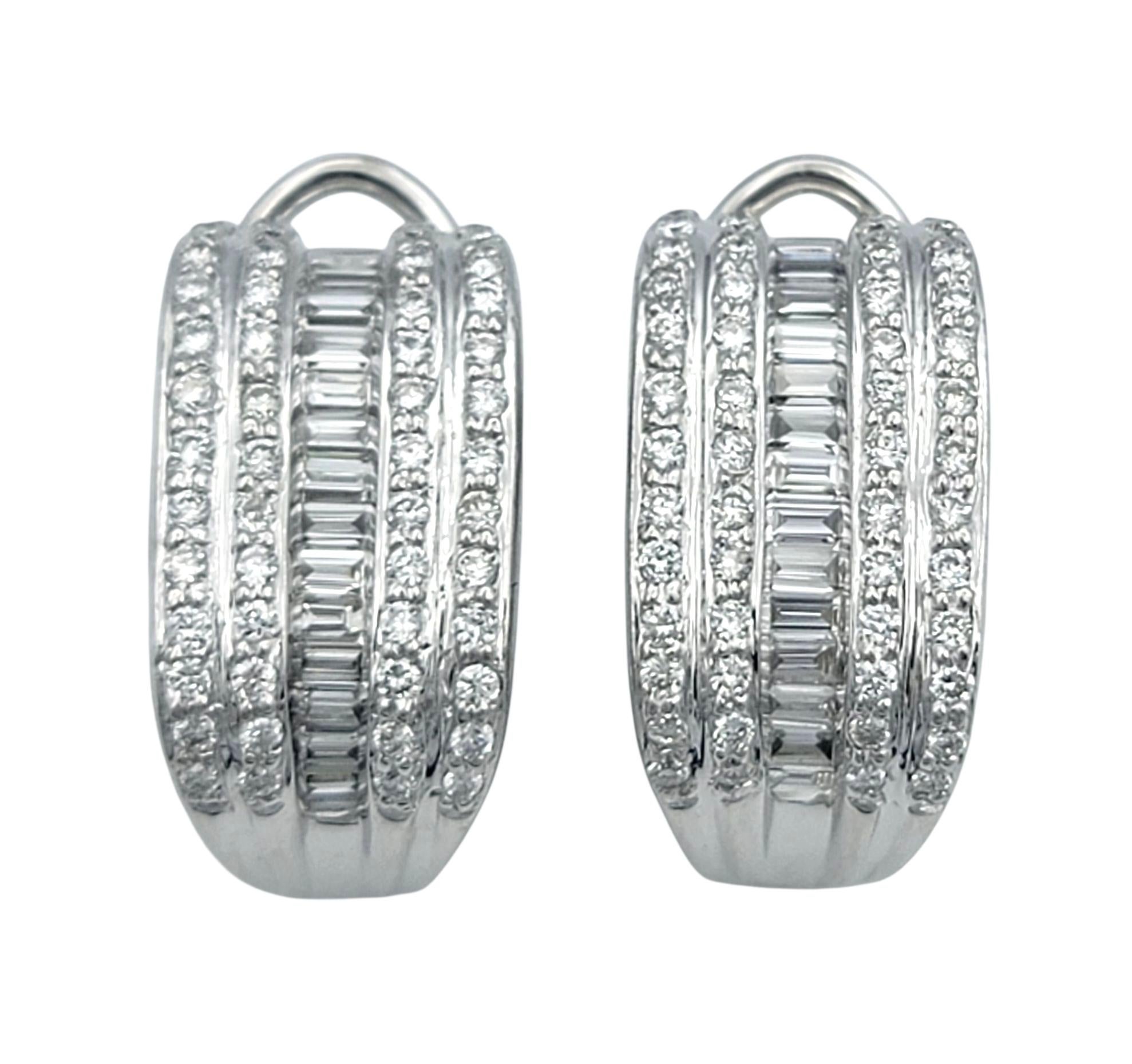 Ces boucles d'oreilles huggie en diamant allient élégance intemporelle et savoir-faire raffiné. Serties dans un or blanc 18 carats lumineux, chaque boucle d'oreille présente des rangées alternées de diamants baguette et de diamants taille ronde qui