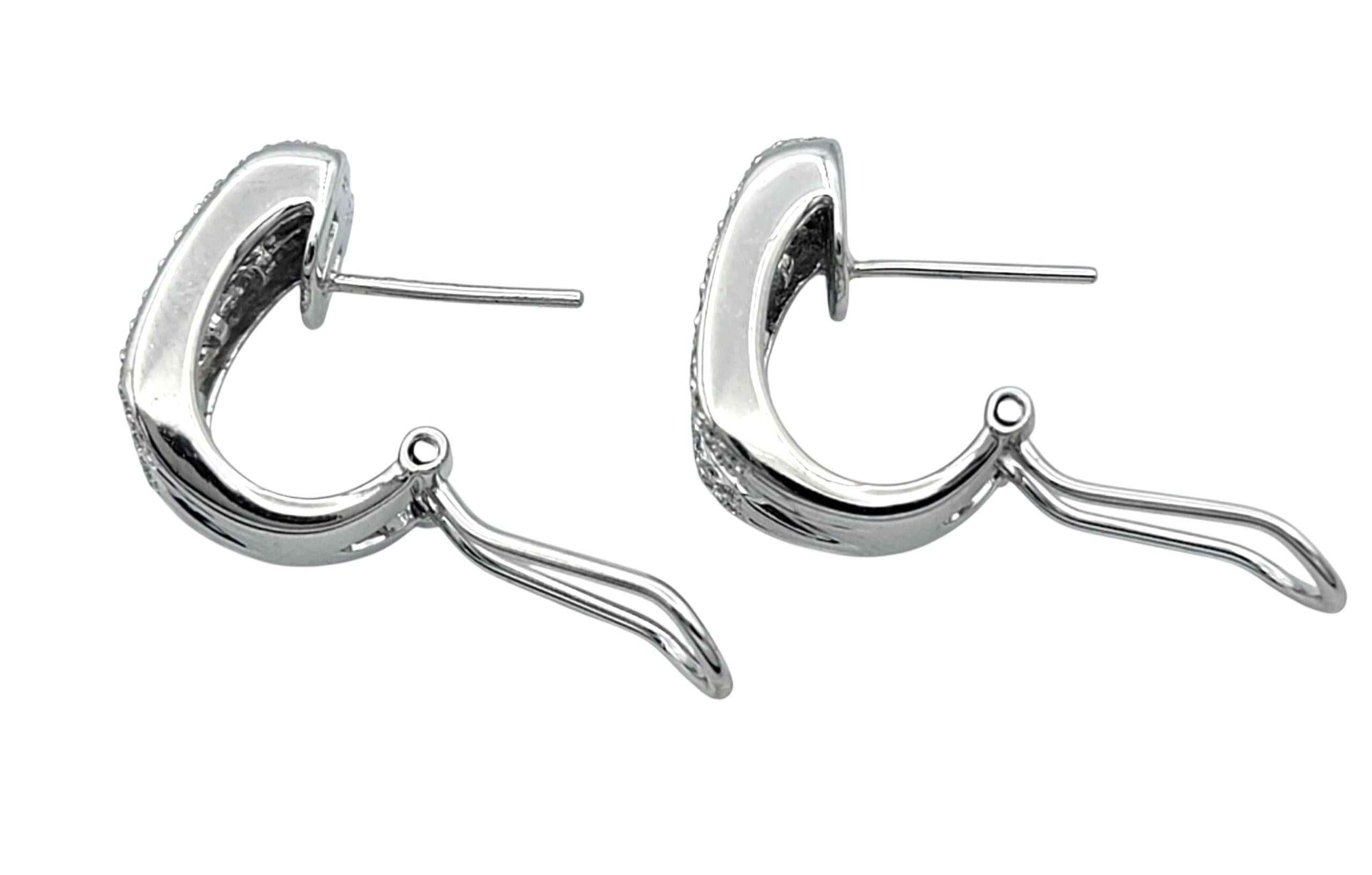 The Row Diamond Huggie Hoop Omega Back Earrings in 18 Karat White Gold (Boucles d'oreilles en or blanc 18 carats) en vente 1