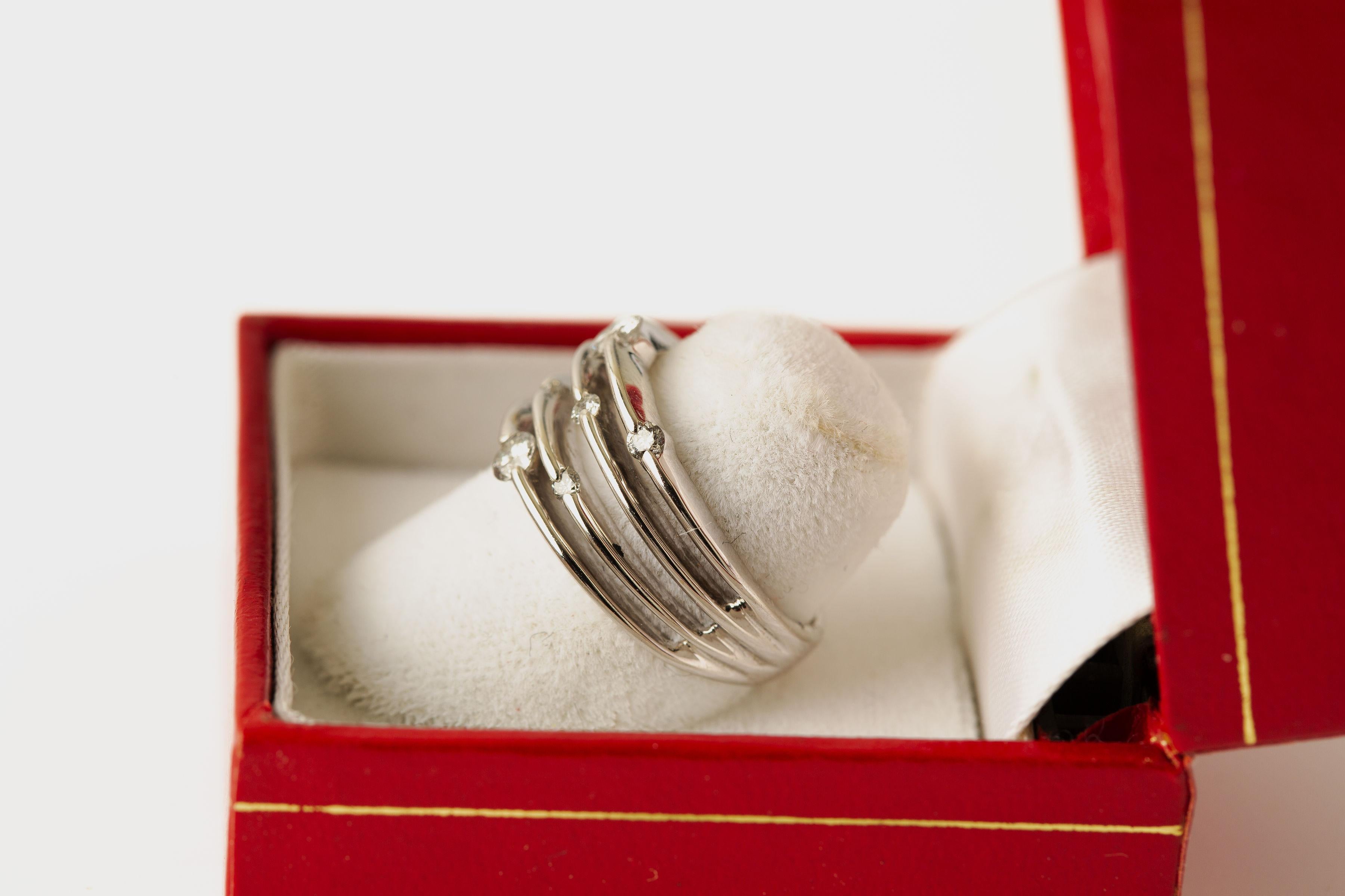 Bague à plusieurs rangs de diamants en or blanc 14k/bandeau à diamants en vente 7