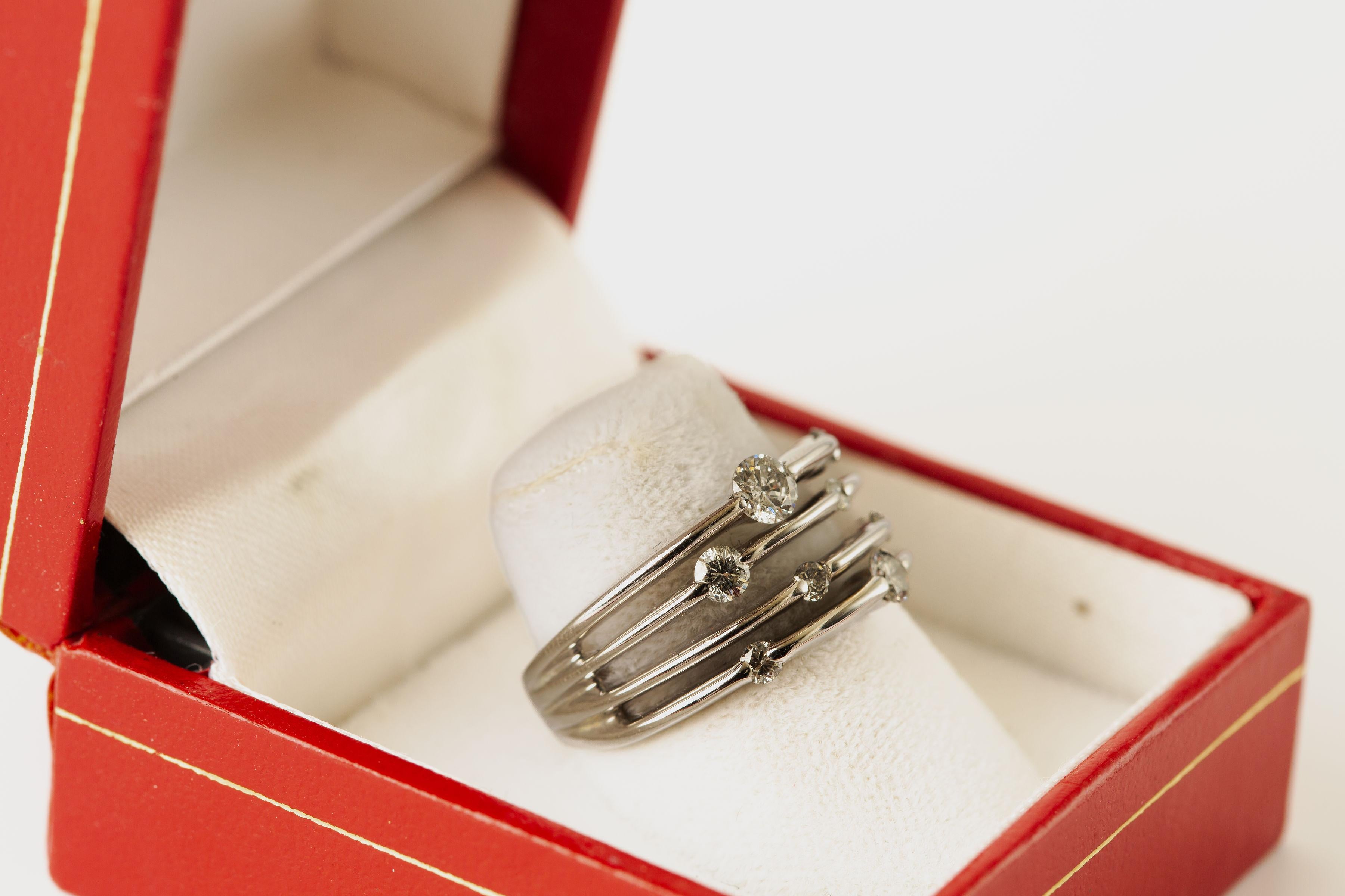 Bague à plusieurs rangs de diamants en or blanc 14k/bandeau à diamants en vente 9