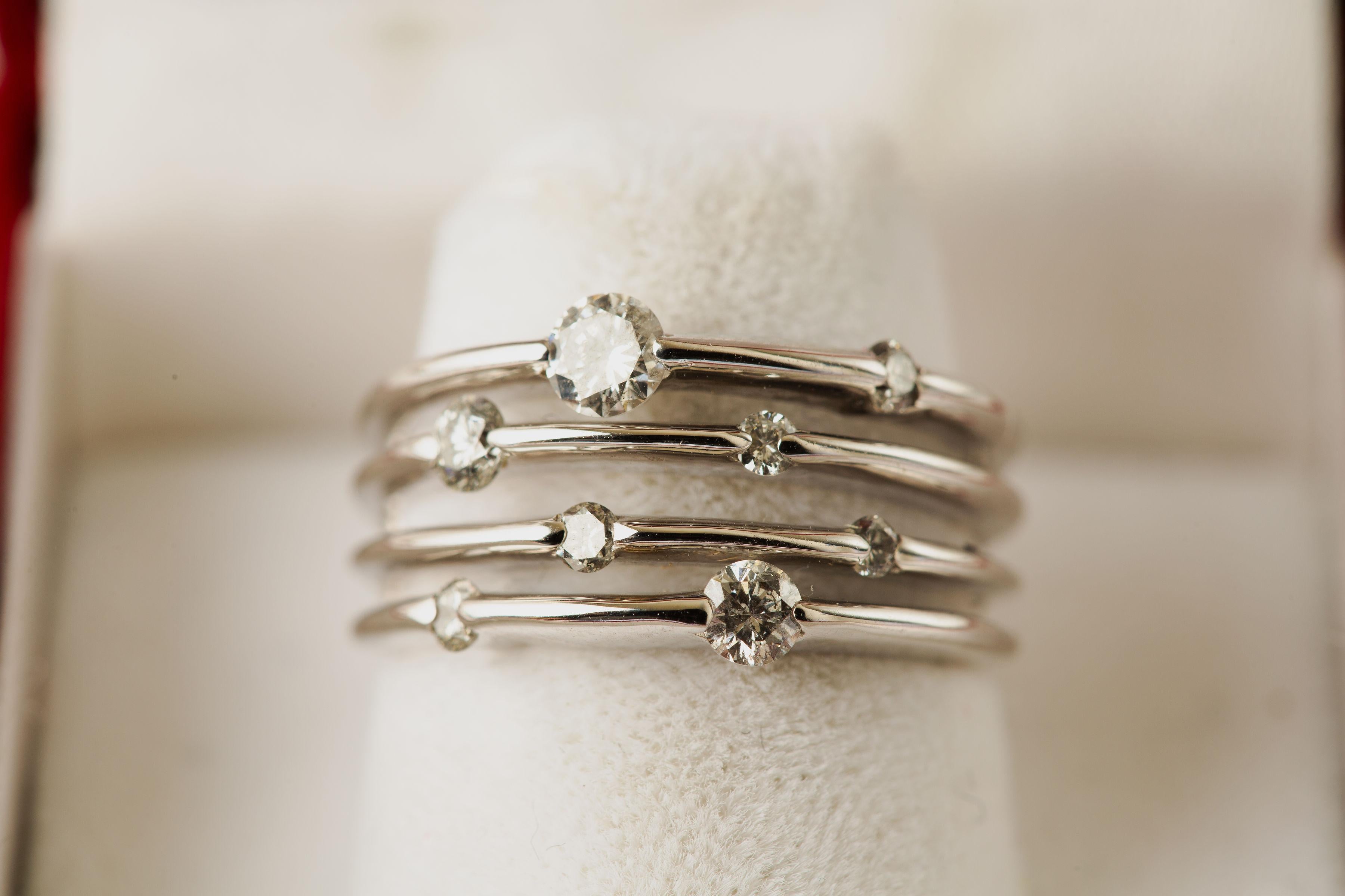 MATERIAL : Or blanc 14k
Pierre précieuse : 0,50 cttw
Poids : 7.1 grammes
Taille : 6- 6.25 (taille US)

Cette bague en diamants superposés est un croisement entre un bracelet en diamants traditionnel et une bague de cocktail. Il peut être porté au