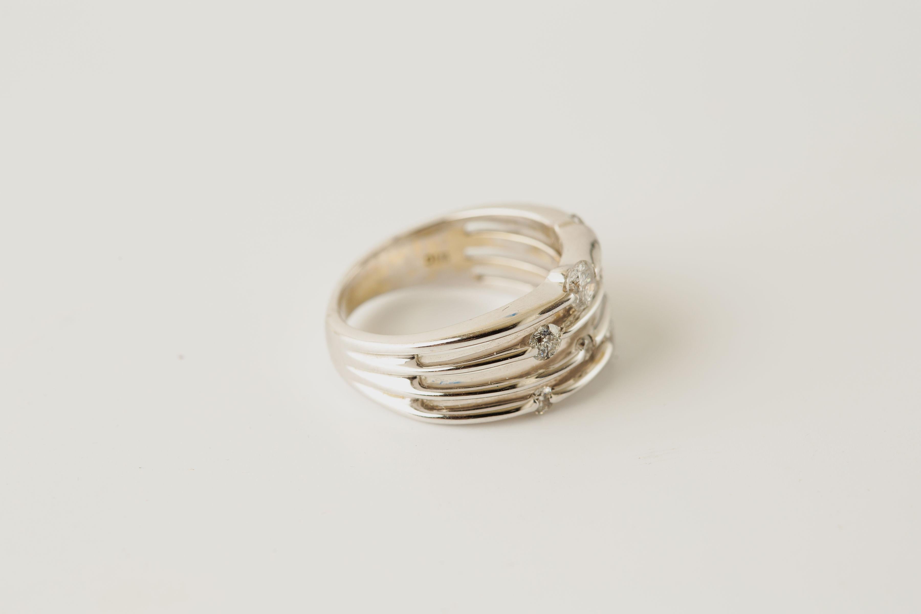 Bague à plusieurs rangs de diamants en or blanc 14k/bandeau à diamants Bon état - En vente à Bernardsville, NJ