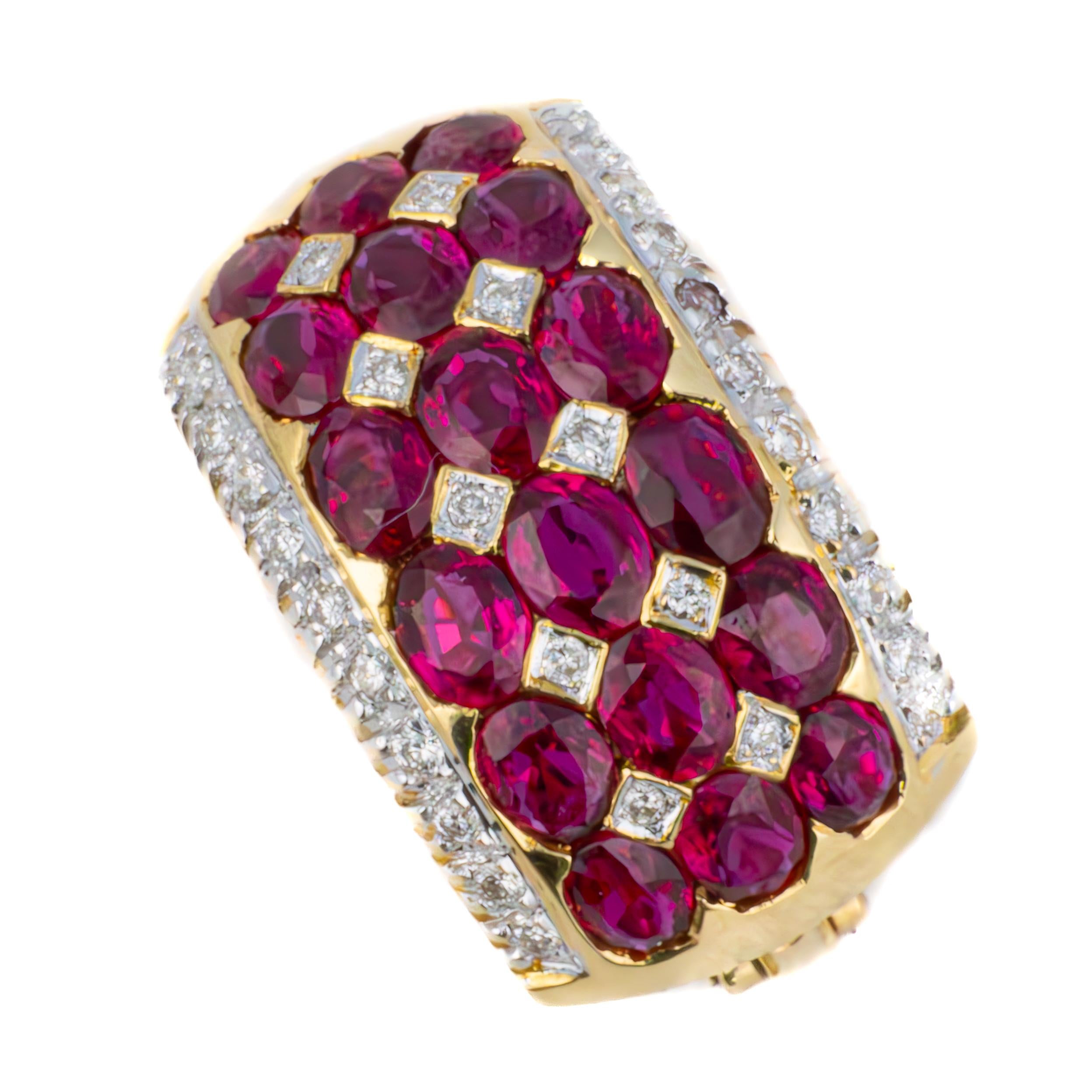 Orecchini a clip con diamanti e rubini a più file

Descrizione: Questi straordinari orecchini in oro 18 carati presentano una vivace disposizione di rubini birmani naturali e senza calore, incastonati in un mosaico a motivi stretti su silhouette a