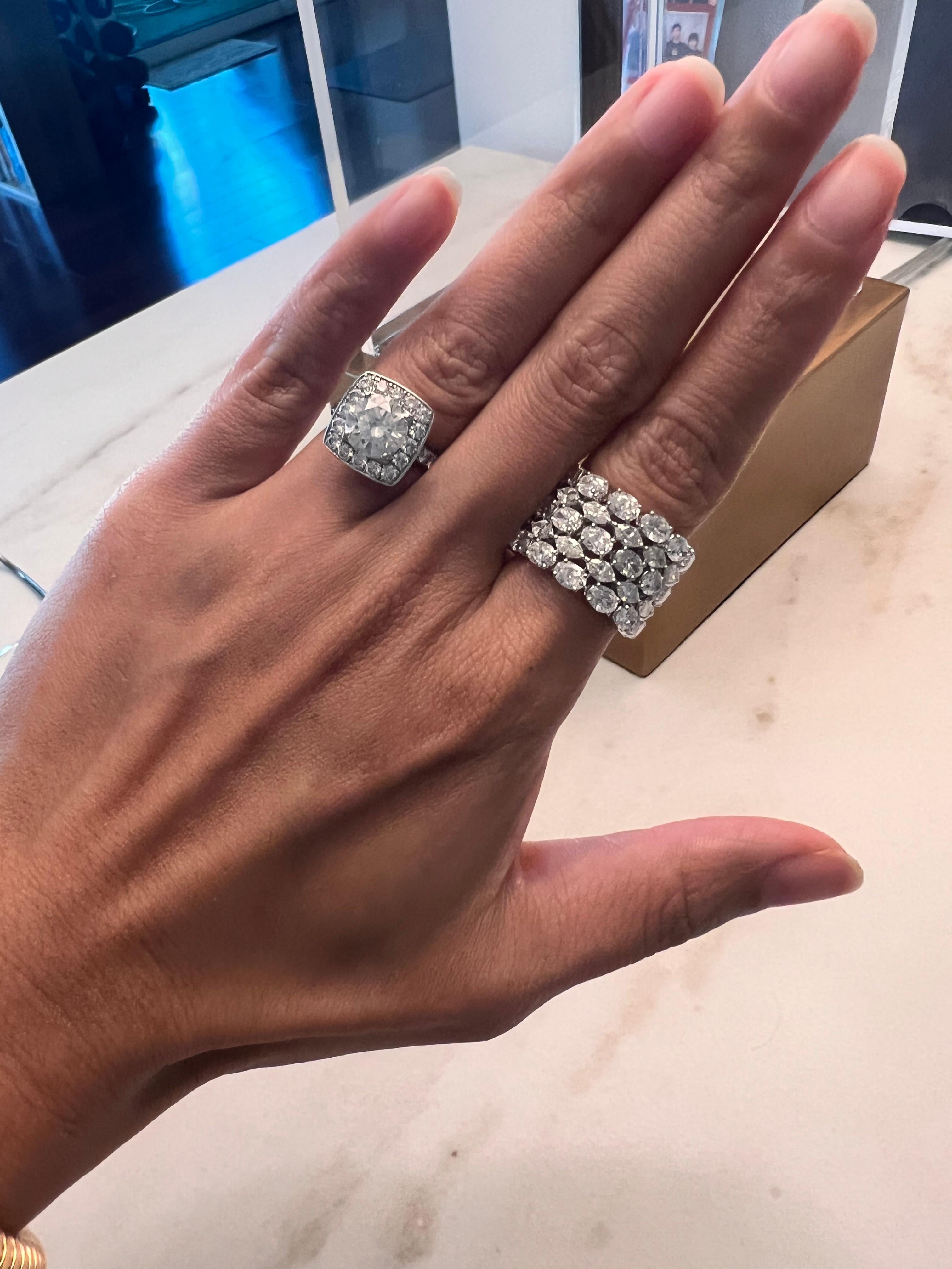 Un anello davvero impressionante e di grande impatto! Questo anello è una fascia a più file con diamanti naturali di forma ovale e marquise. Questo anello è molto scintillante e farà sicuramente bella mostra di sé al tuo prossimo evento o alla tua