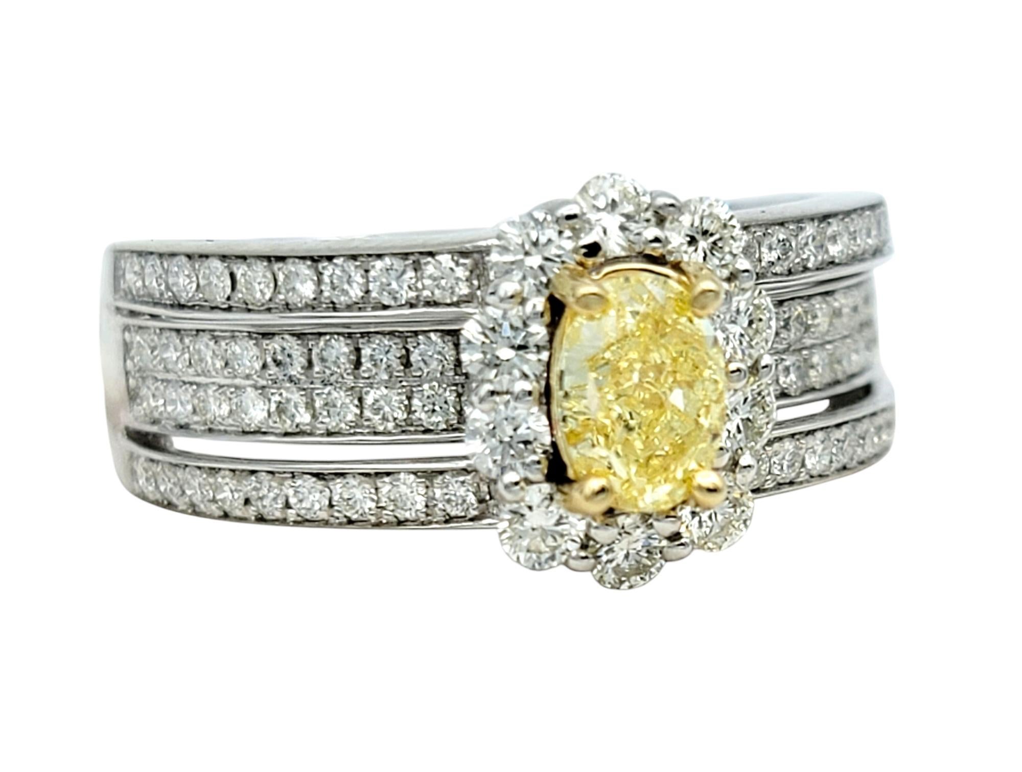 Contemporain Bague à pavé de diamants à plusieurs rangs avec diamant jaune fantaisie de taille ovale en or 14K en vente