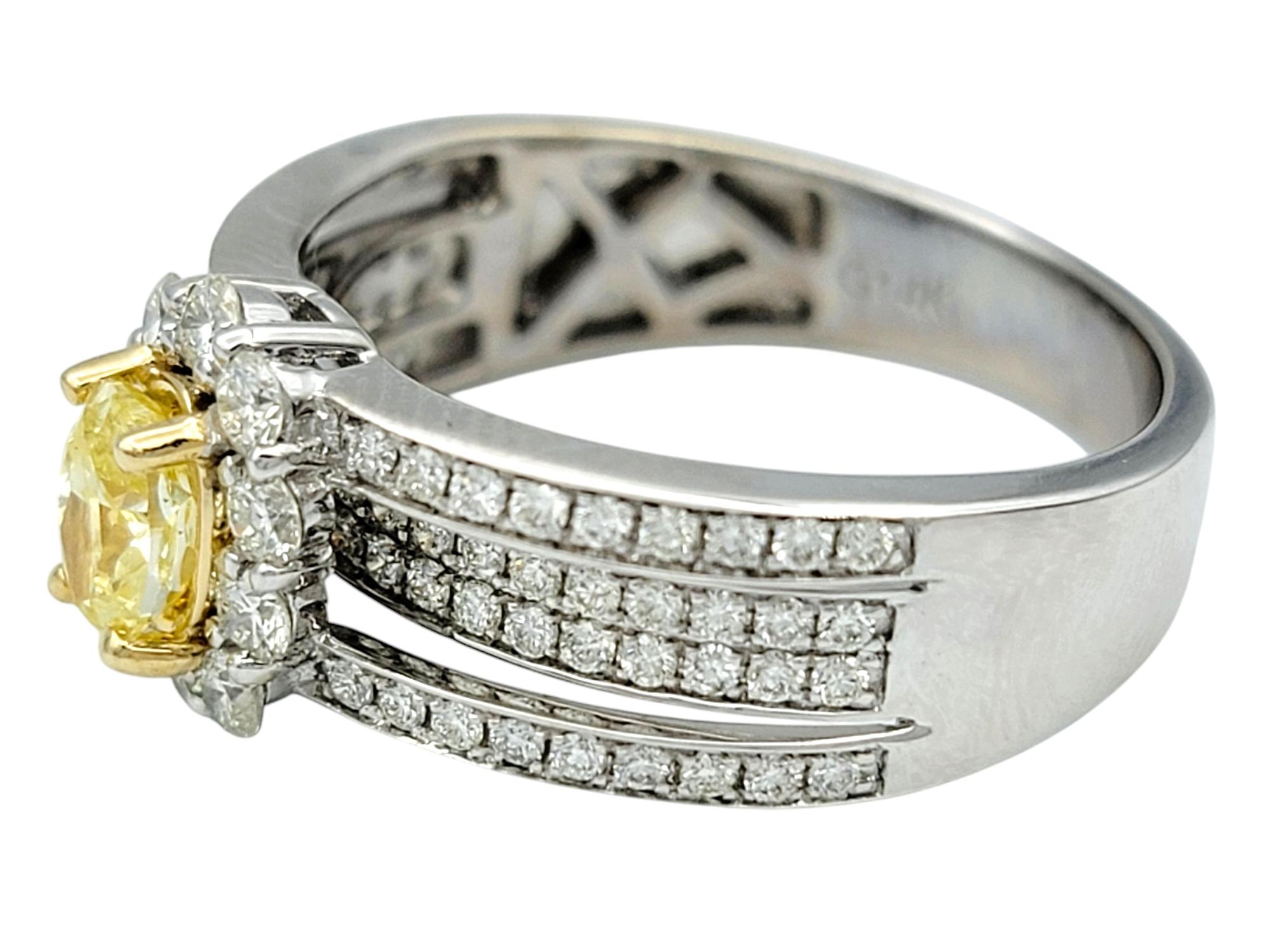 Bague à pavé de diamants à plusieurs rangs avec diamant jaune fantaisie de taille ovale en or 14K Bon état - En vente à Scottsdale, AZ