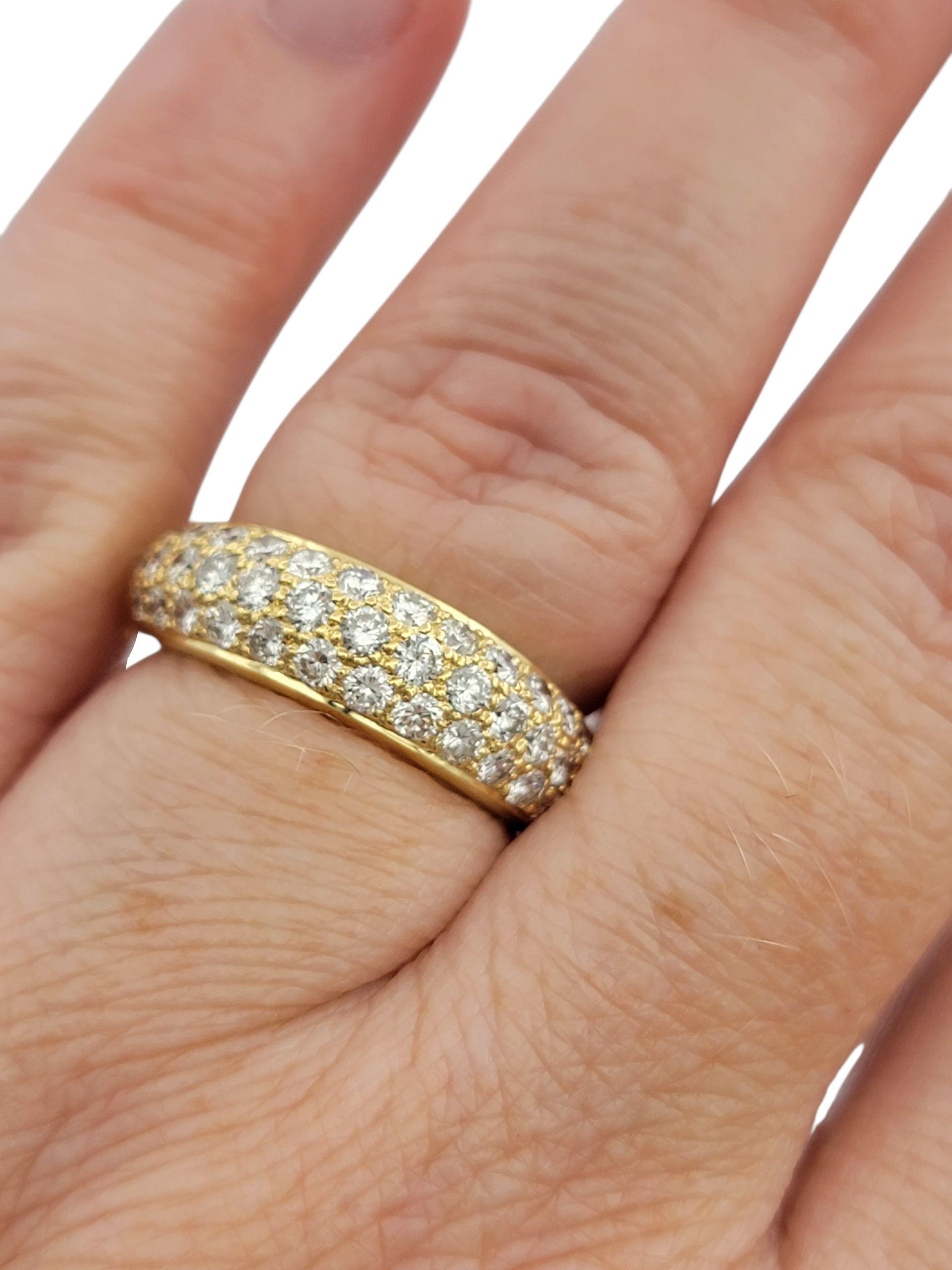 Bague à anneau gradué en or jaune 18 carats, pavé de plusieurs rangs de diamants en vente 4