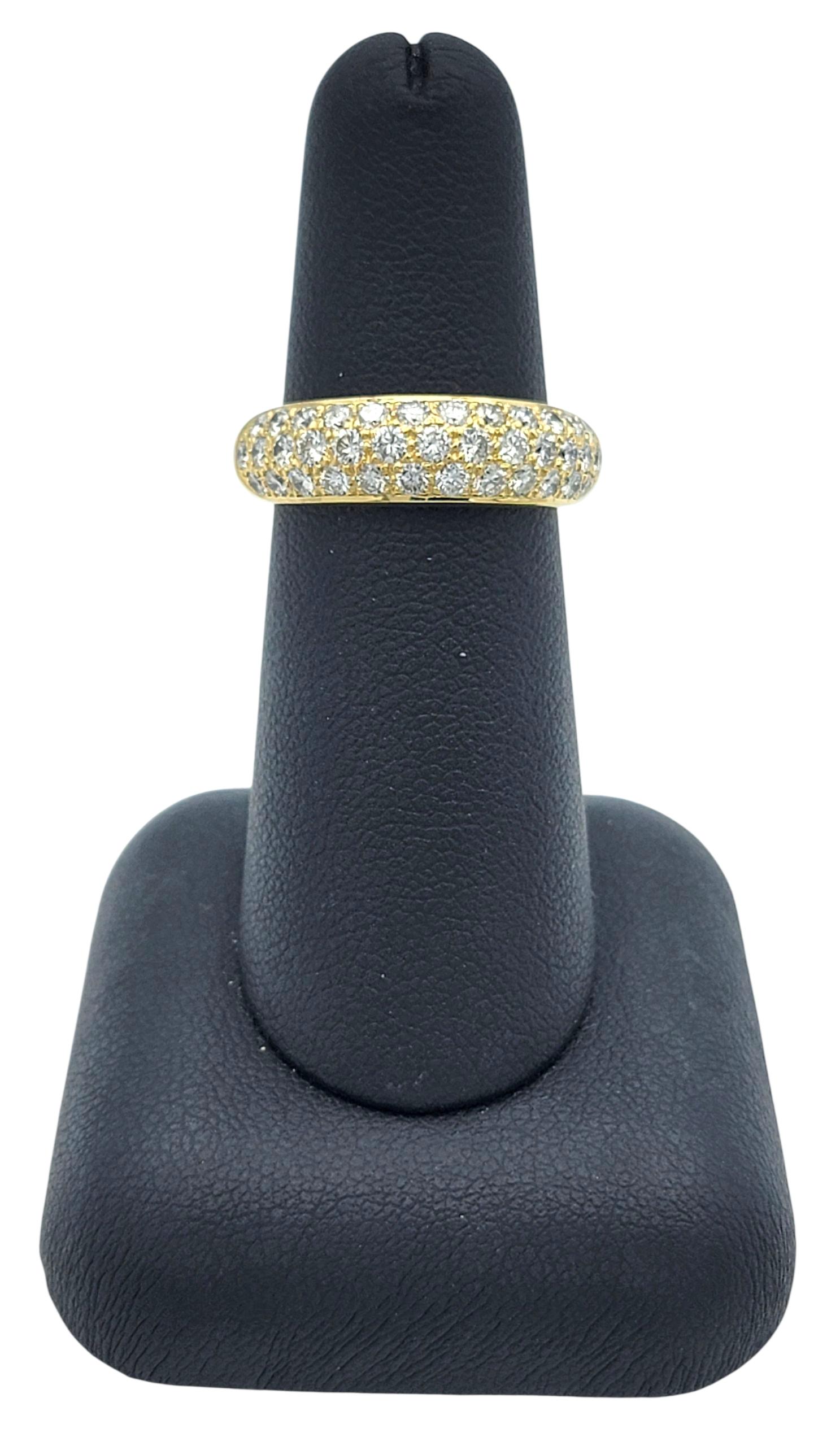 Bague à anneau gradué en or jaune 18 carats, pavé de plusieurs rangs de diamants en vente 5