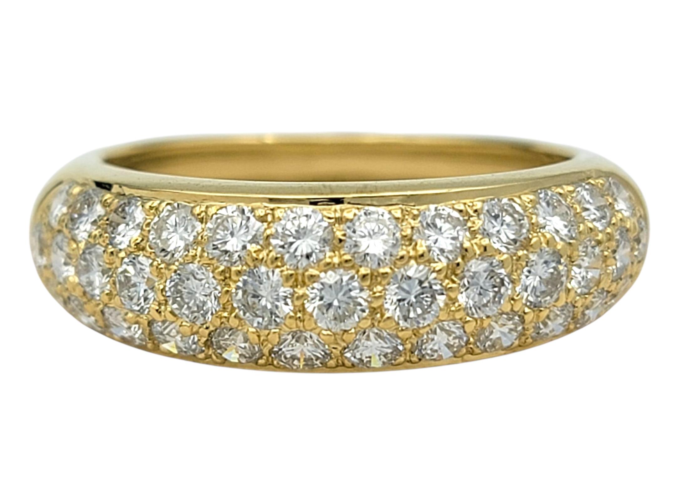 Cet élégant anneau en diamant Eleg est orné de diamants ronds de taille brillant, méticuleusement sertis en rangées sur toute la surface pour un maximum d'éclat. Les diamants, créent un effet pavé éblouissant qui rayonne de sophistication et de