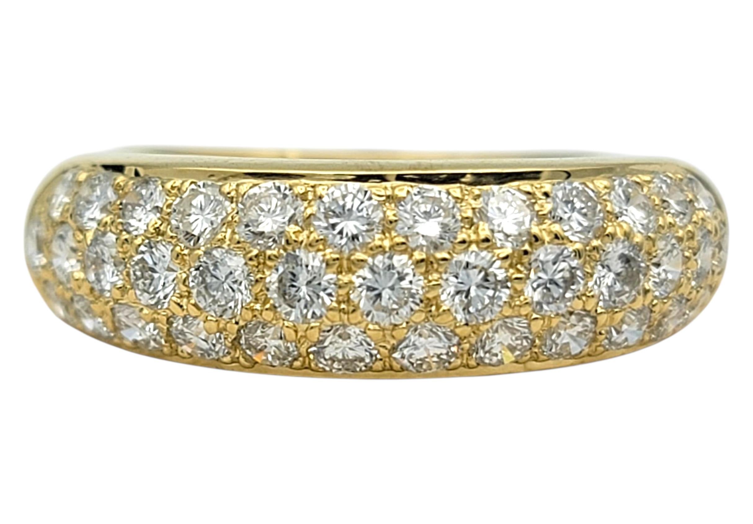 Contemporain Bague à anneau gradué en or jaune 18 carats, pavé de plusieurs rangs de diamants en vente