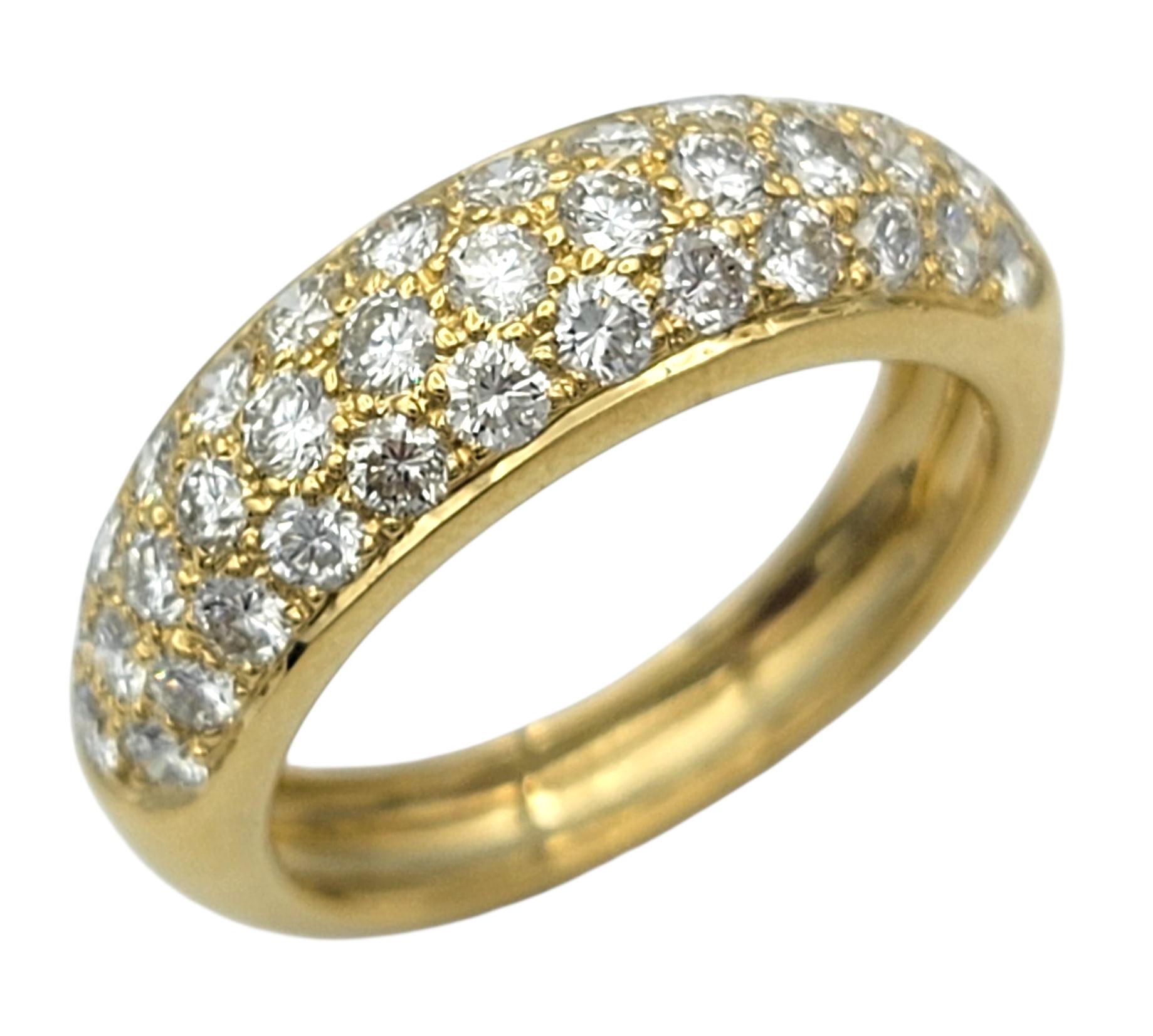 Taille ronde Bague à anneau gradué en or jaune 18 carats, pavé de plusieurs rangs de diamants en vente