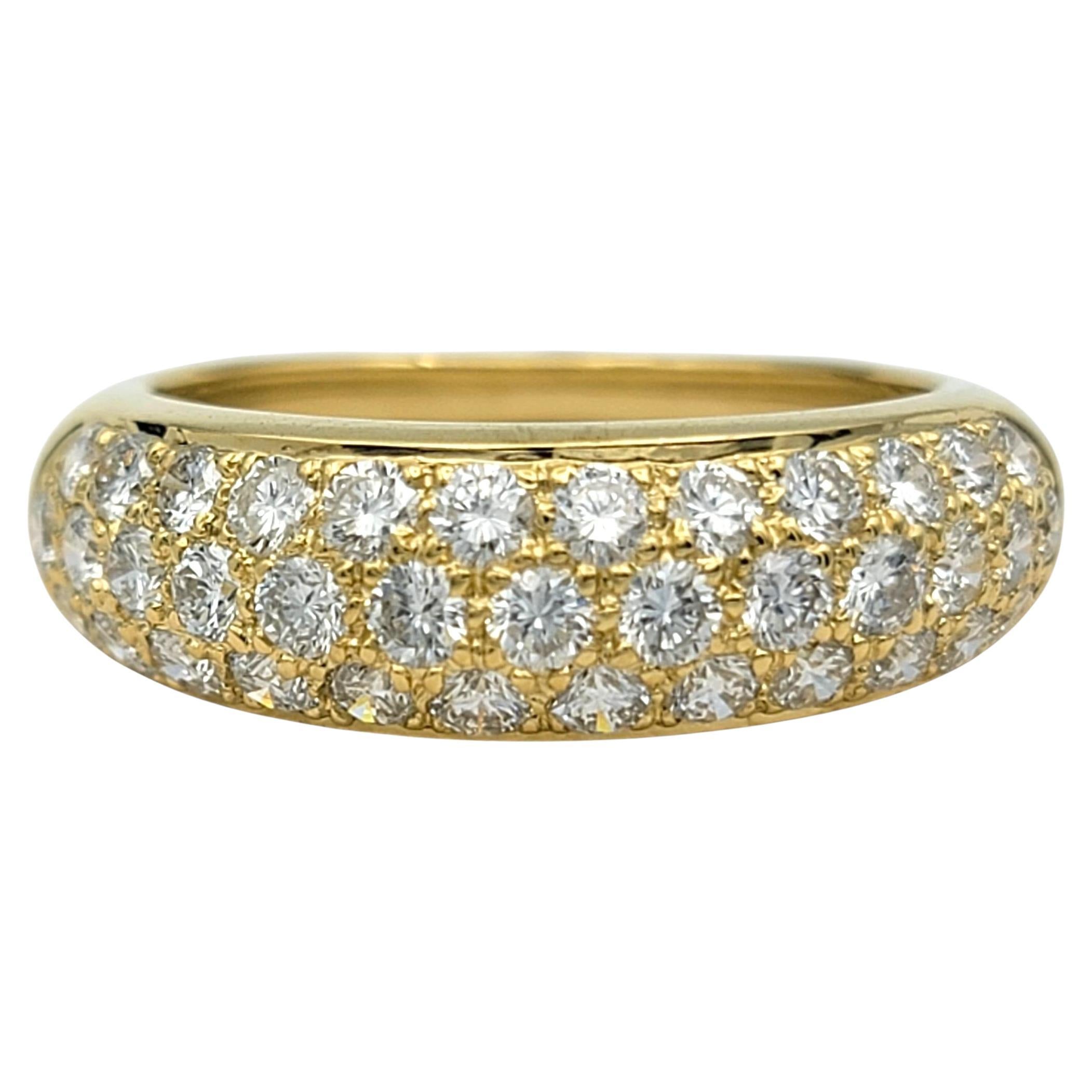 Anillo Graduado con Pavé de Diamantes en Oro Amarillo Pulido de 18 Kilates