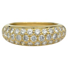 Anillo Graduado con Pavé de Diamantes en Oro Amarillo Pulido de 18 Kilates