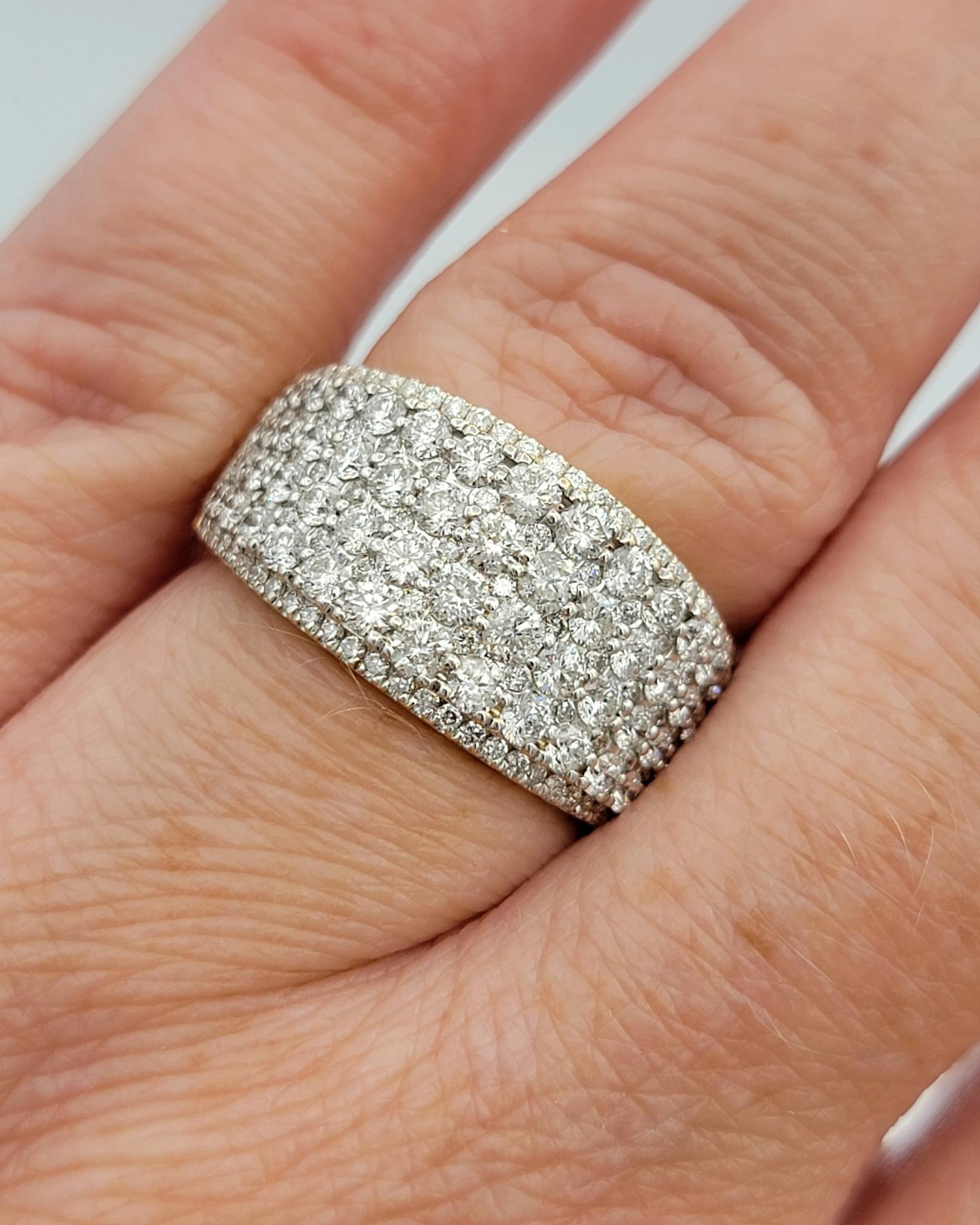 Anello a fascia larga con pavé di diamanti a più file in oro bicolore 14 carati in vendita 4