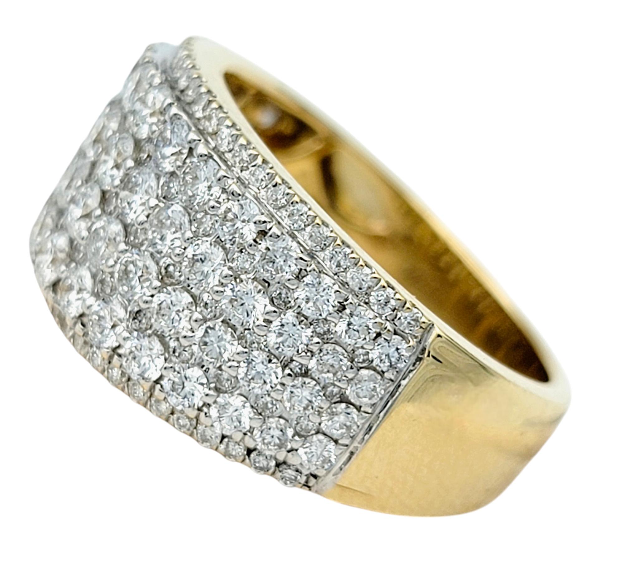Taglio rotondo Anello a fascia larga con pavé di diamanti a più file in oro bicolore 14 carati in vendita