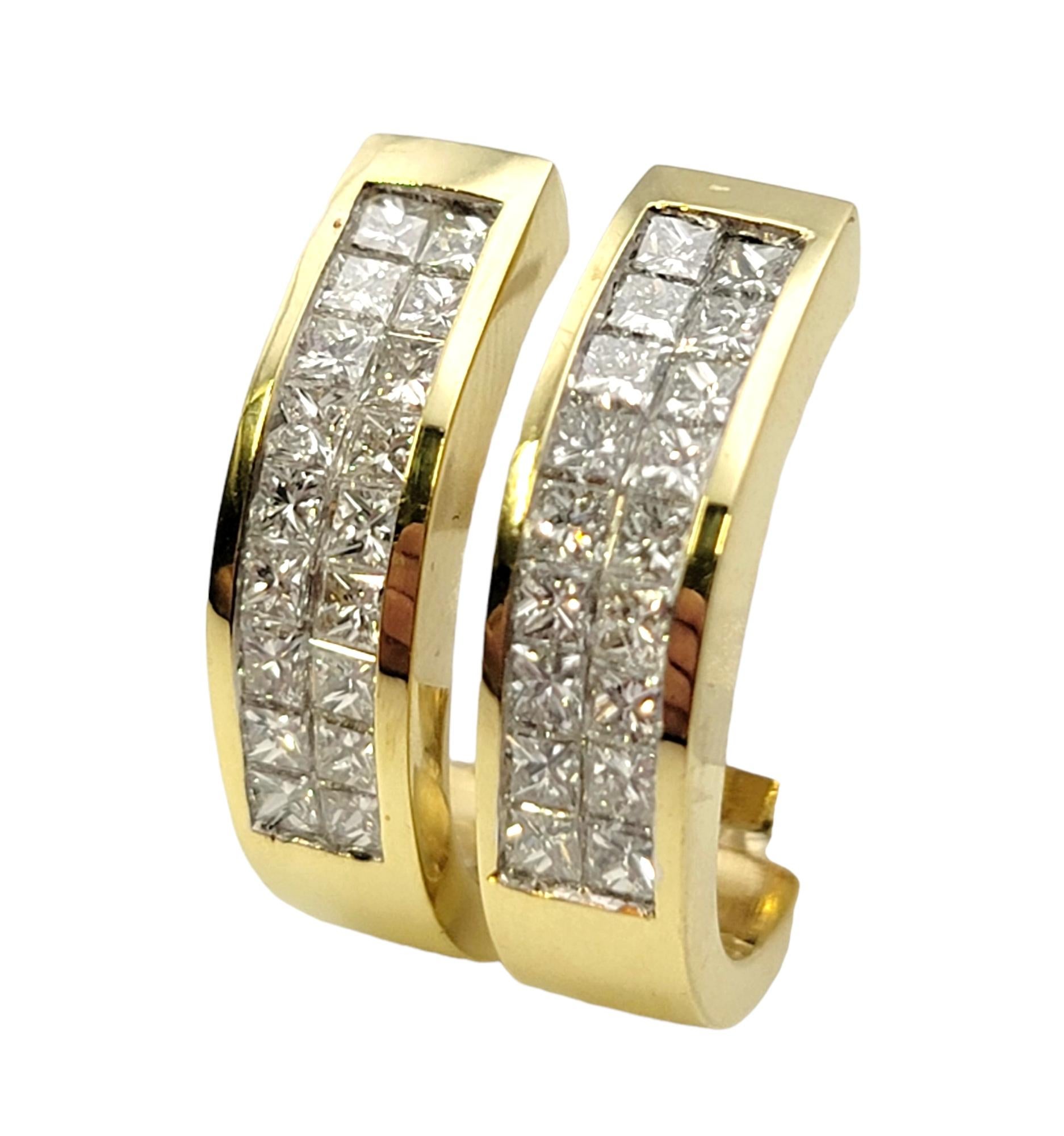 Nous adorons la simplicité et la polyvalence de ces superbes boucles d'oreilles en demi-cercle de diamants. Les diamants naturels scintillants sont sertis de manière invisible dans de l'or jaune poli, pour une apparence et un toucher riches et