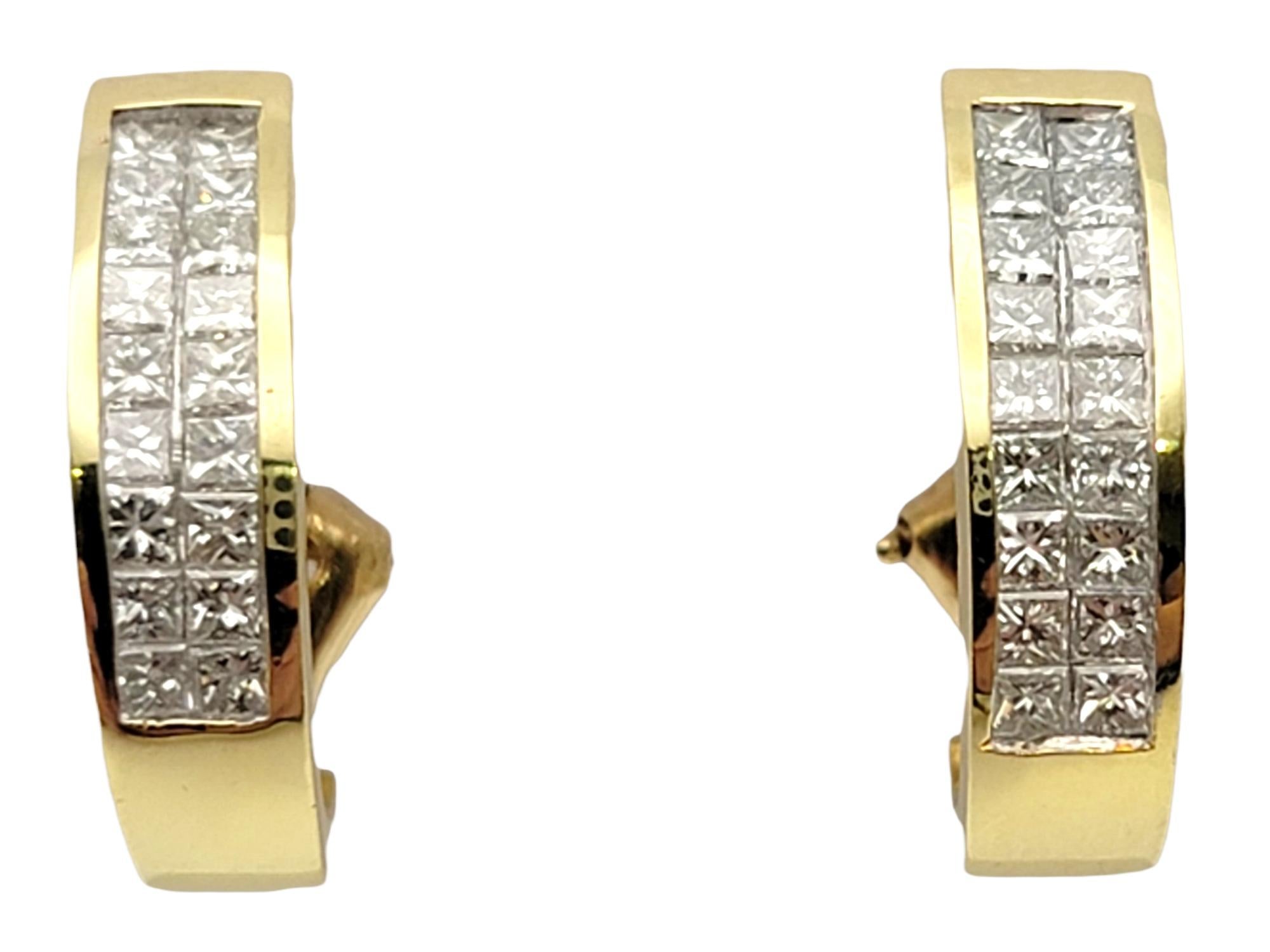Taille princesse Boucles d'oreilles percées en or jaune 14 carats avec demi-cercle de diamants taille princesse à plusieurs rangées. en vente