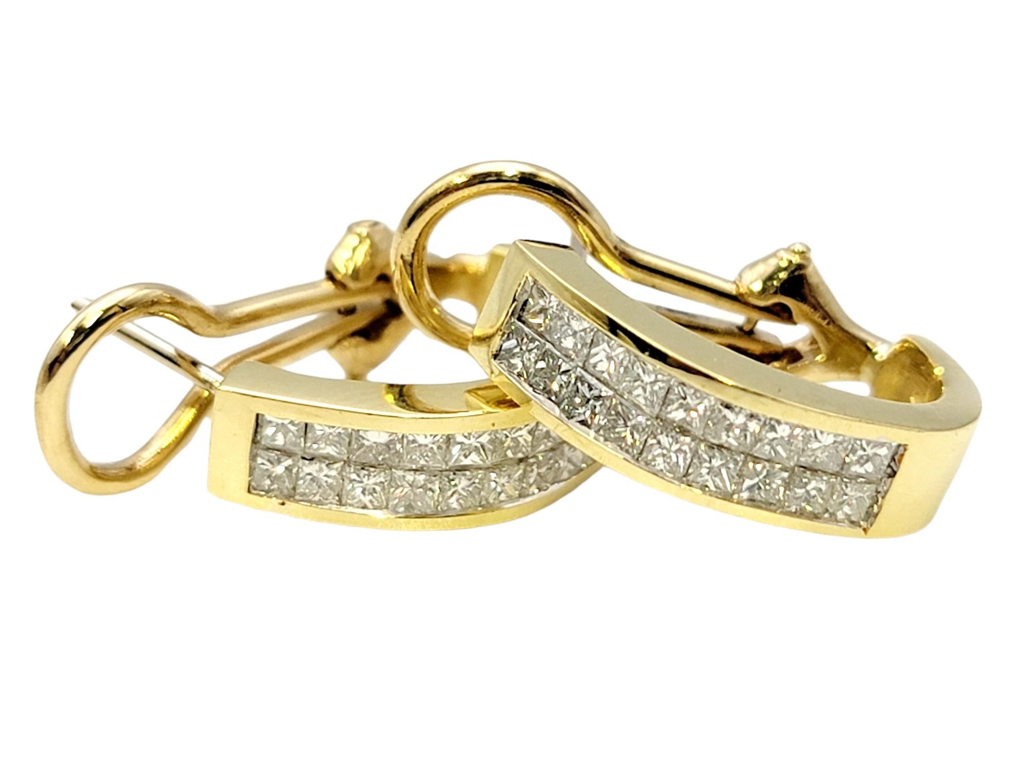 Boucles d'oreilles percées en or jaune 14 carats avec demi-cercle de diamants taille princesse à plusieurs rangées. en vente 1
