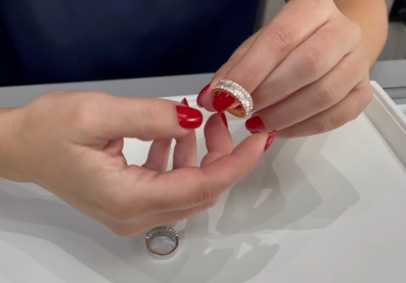 Bague à plusieurs rangées de diamants ronds et baguettes en or jaune 18 carats en vente 2