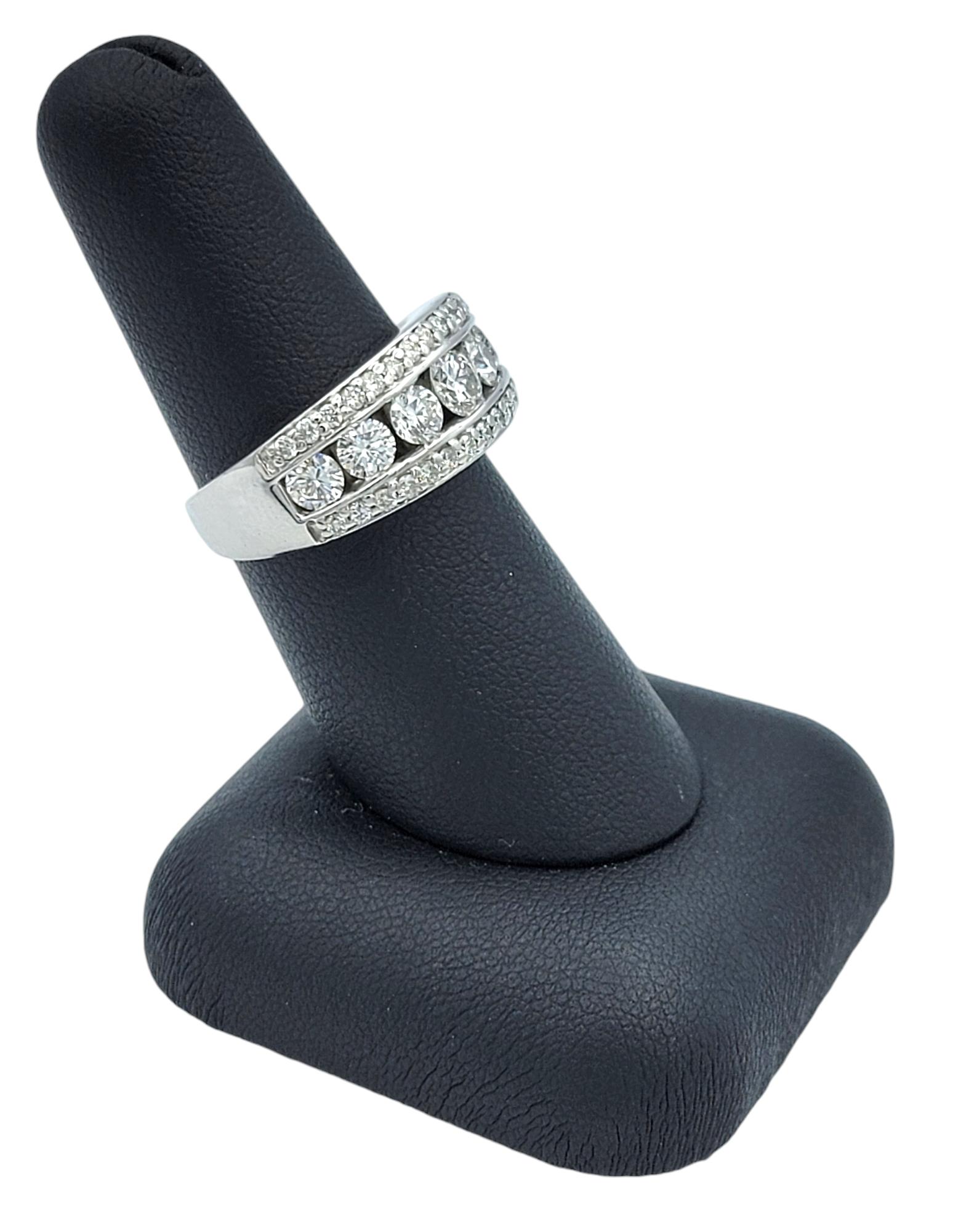 Mehrreihiger breiter Ring mit runden Diamanten und Pavee-Diamanten aus poliertem 14 Karat Weißgold im Angebot 4