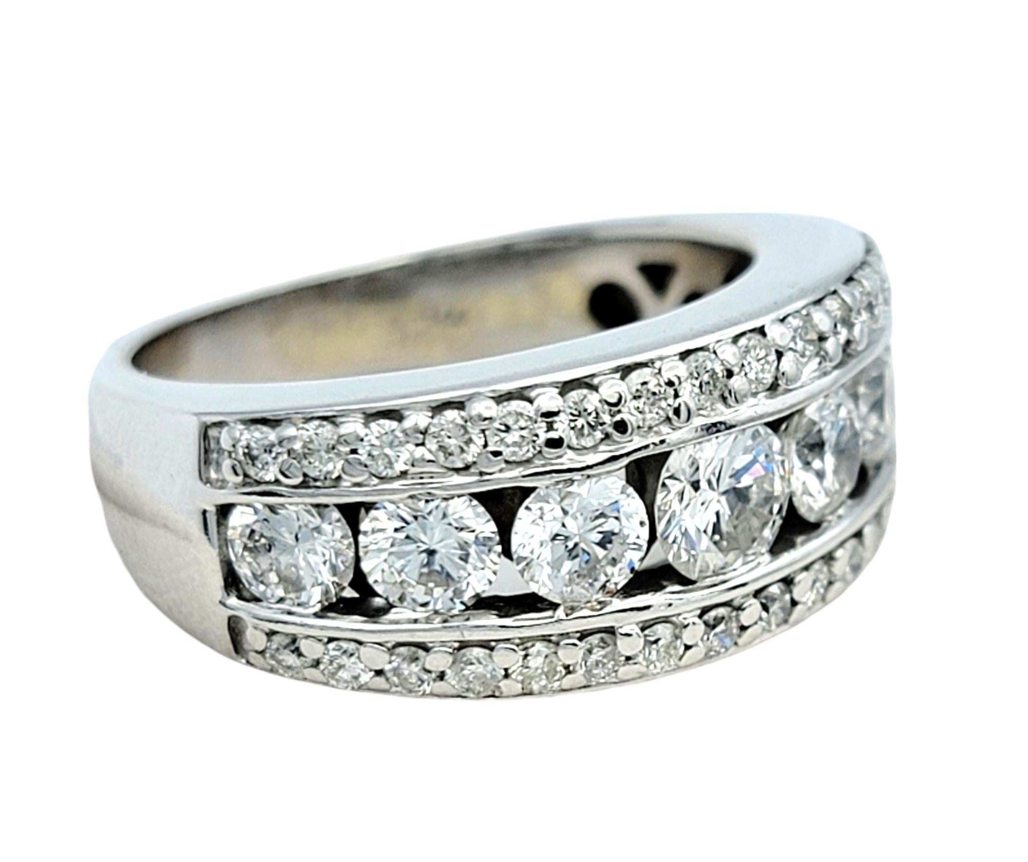 Ring Größe: 7.5

Setzen Sie ein markantes Zeichen mit diesem atemberaubenden Ring, einem Meisterwerk der Eleganz und Handwerkskunst aus 14 Karat Weißgold. Der Ring besticht durch sein dreireihiges Design, wobei die mittlere Reihe sechs runde,