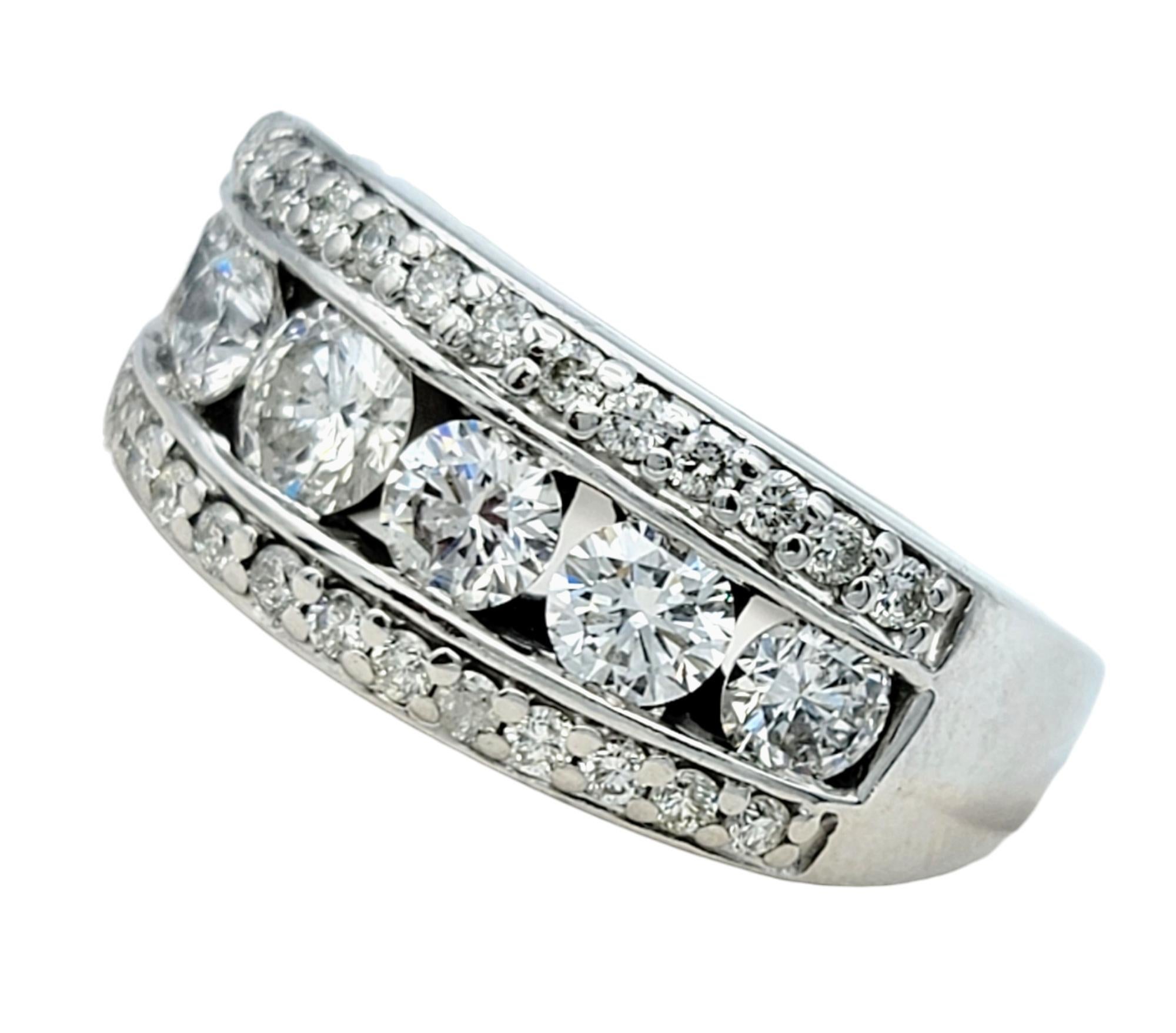 Mehrreihiger breiter Ring mit runden Diamanten und Pavee-Diamanten aus poliertem 14 Karat Weißgold (Zeitgenössisch) im Angebot