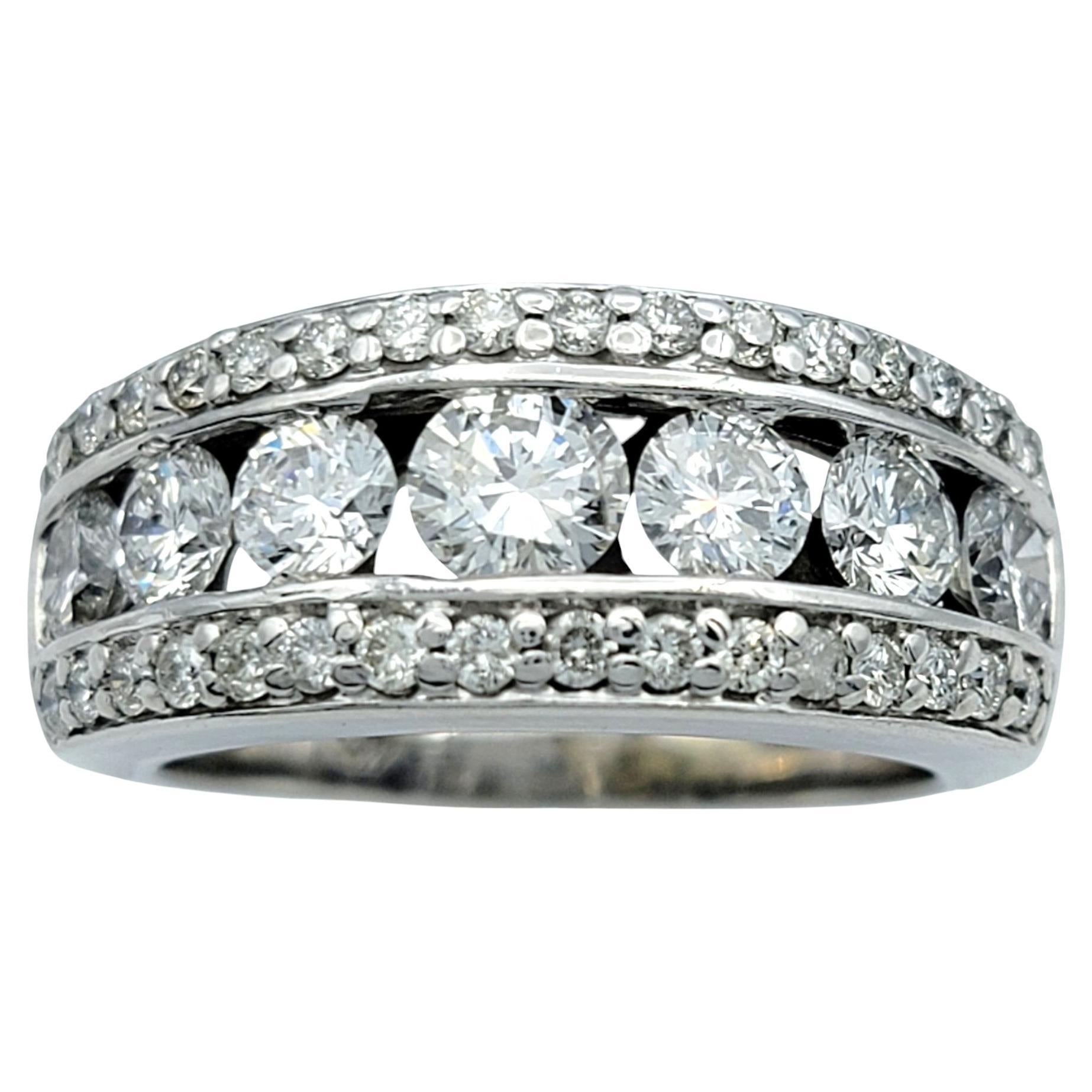 Mehrreihiger breiter Ring mit runden Diamanten und Pavee-Diamanten aus poliertem 14 Karat Weißgold (Rundschliff) im Angebot