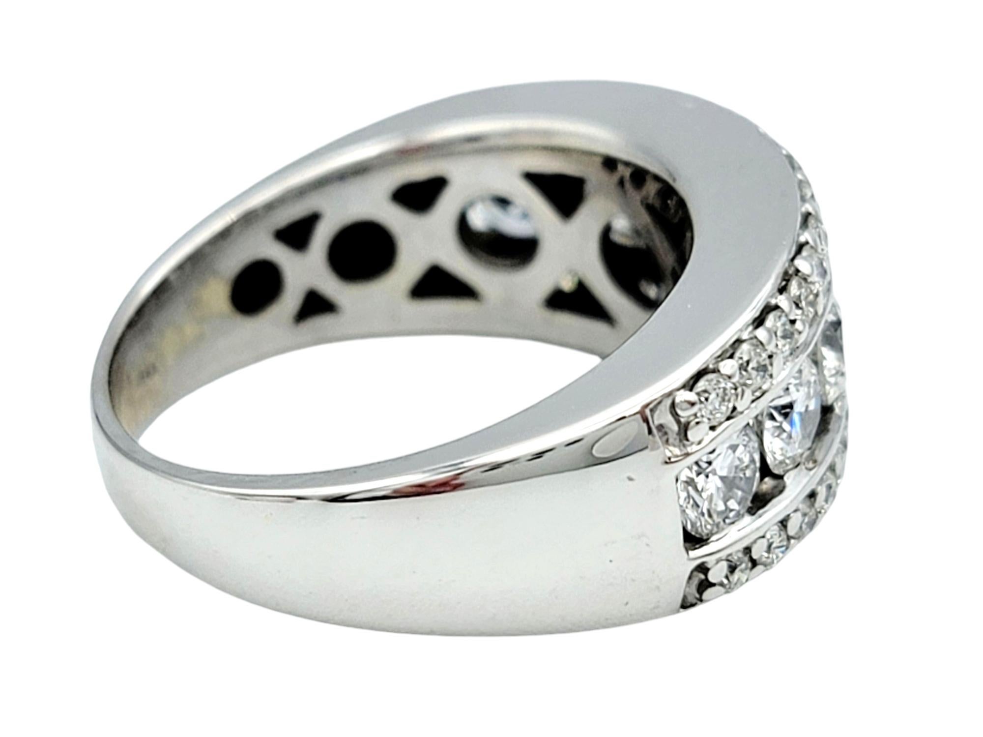 Mehrreihiger breiter Ring mit runden Diamanten und Pavee-Diamanten aus poliertem 14 Karat Weißgold im Zustand „Gut“ im Angebot in Scottsdale, AZ
