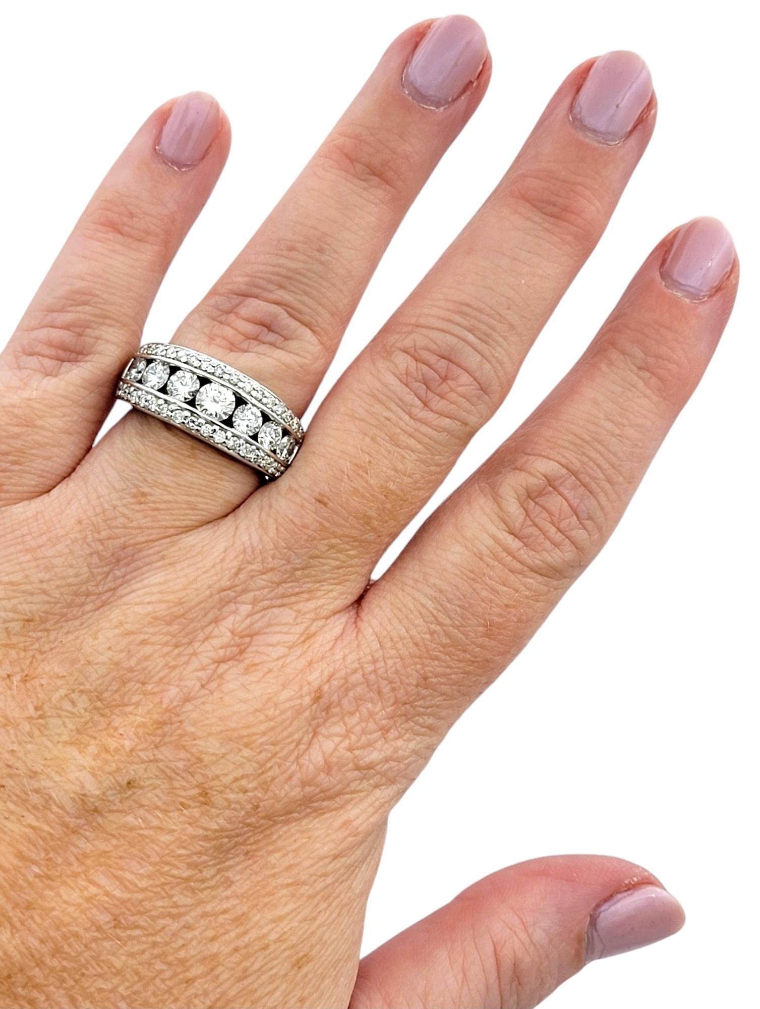 Mehrreihiger breiter Ring mit runden Diamanten und Pavee-Diamanten aus poliertem 14 Karat Weißgold im Angebot 1