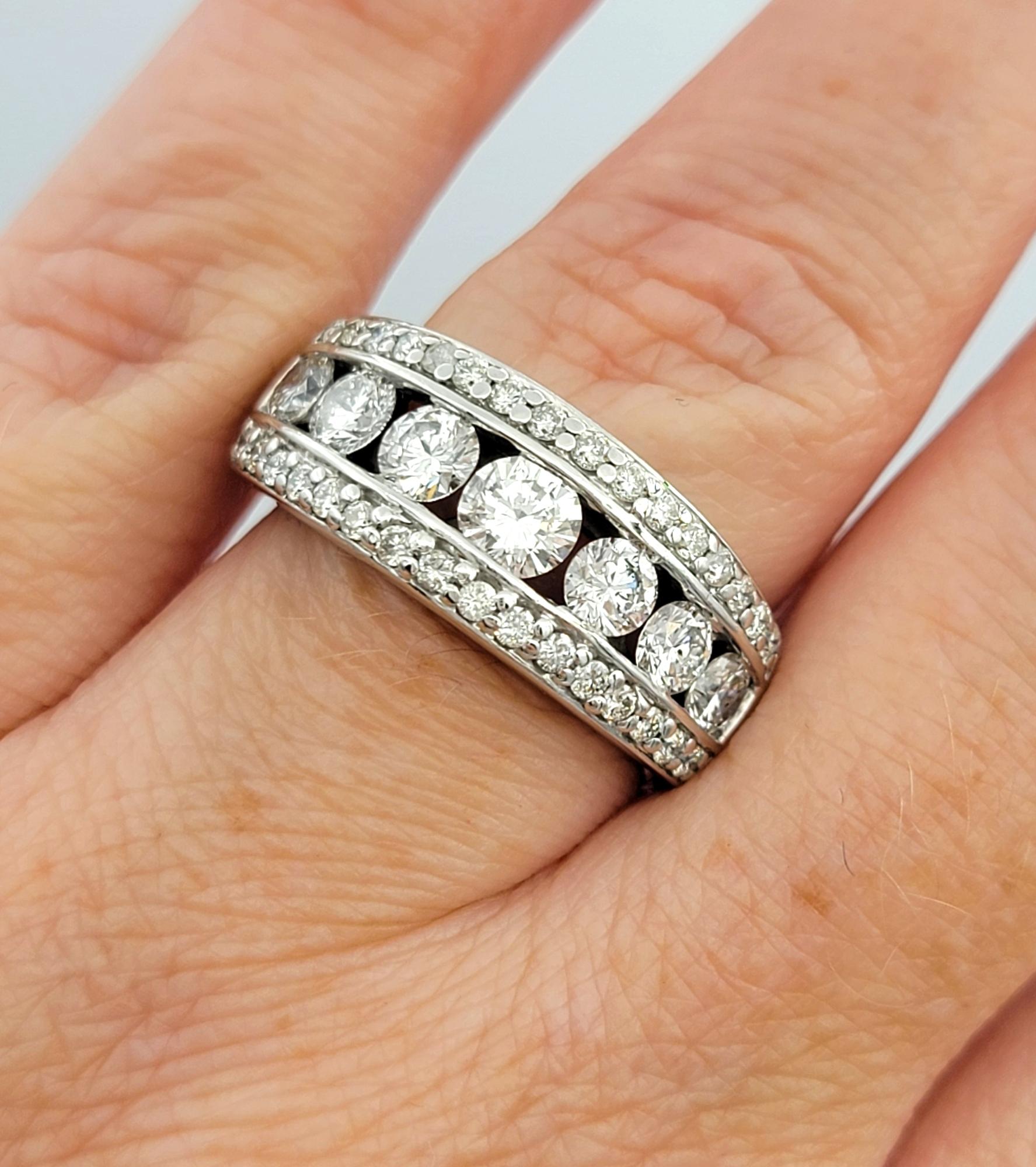 Mehrreihiger breiter Ring mit runden Diamanten und Pavee-Diamanten aus poliertem 14 Karat Weißgold im Angebot 2
