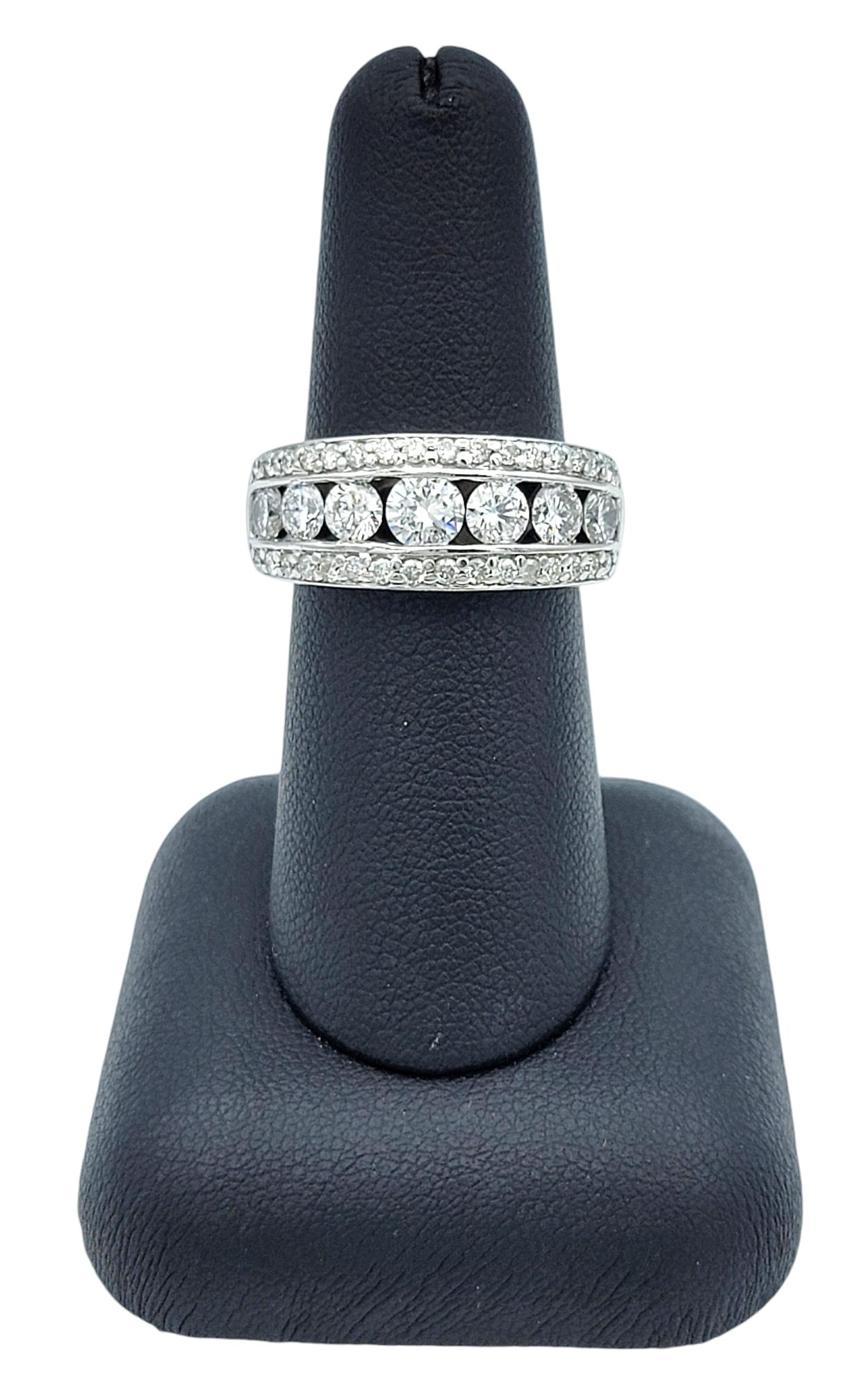 Mehrreihiger breiter Ring mit runden Diamanten und Pavee-Diamanten aus poliertem 14 Karat Weißgold im Angebot 3