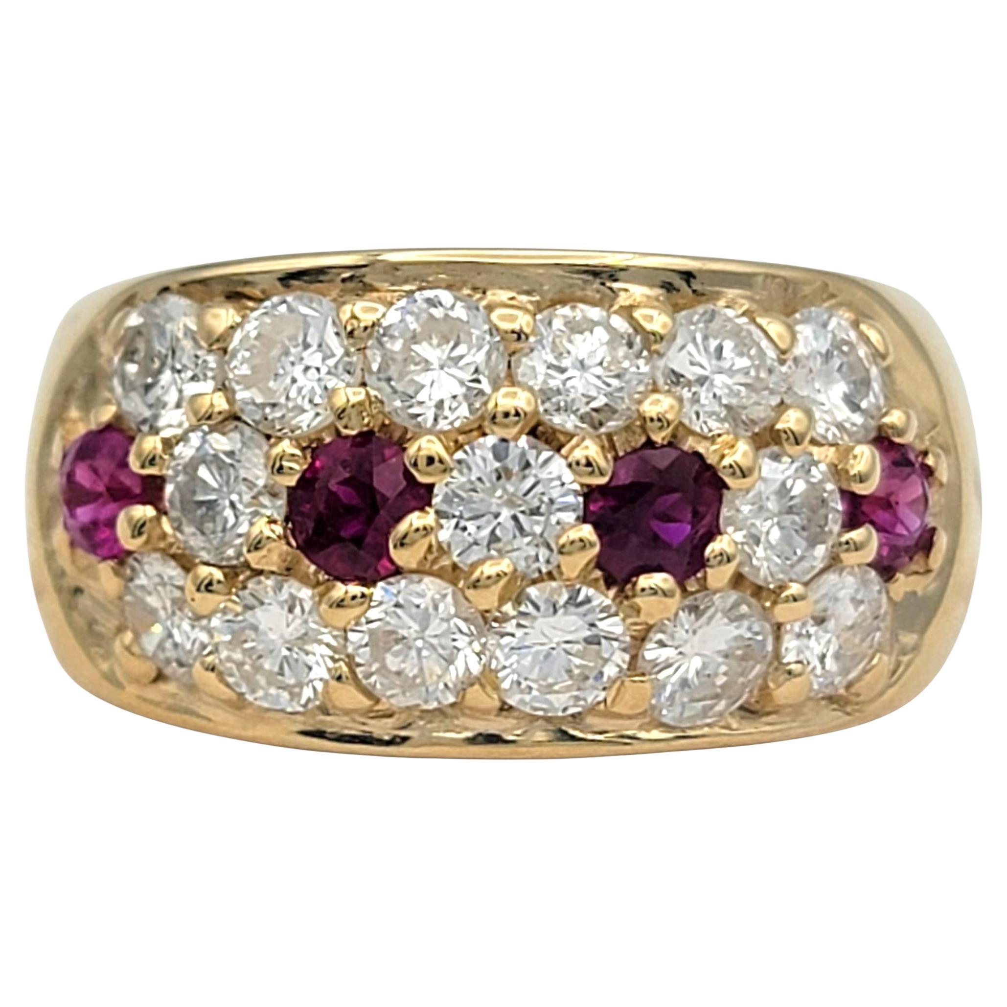 Tamaño del anillo: 4

Este llamativo anillo de oro amarillo de 14 quilates presenta una cautivadora mezcla de rubíes birmanos y diamantes brillantes en un atrevido diseño de banda ancha. El rico tono rojo de los rubíes naturales contrasta