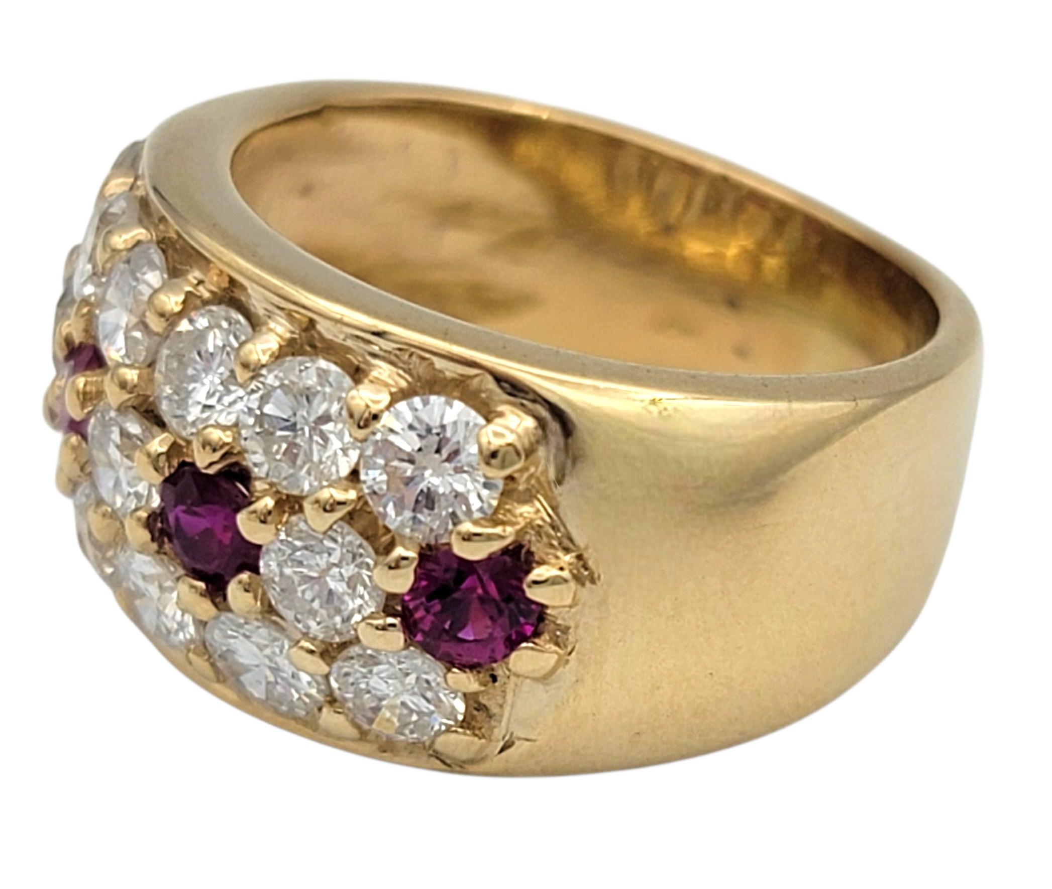 Anillo de oro amarillo de 14 quilates con diamantes redondos en varias filas y rubí de Birmania Contemporáneo en venta
