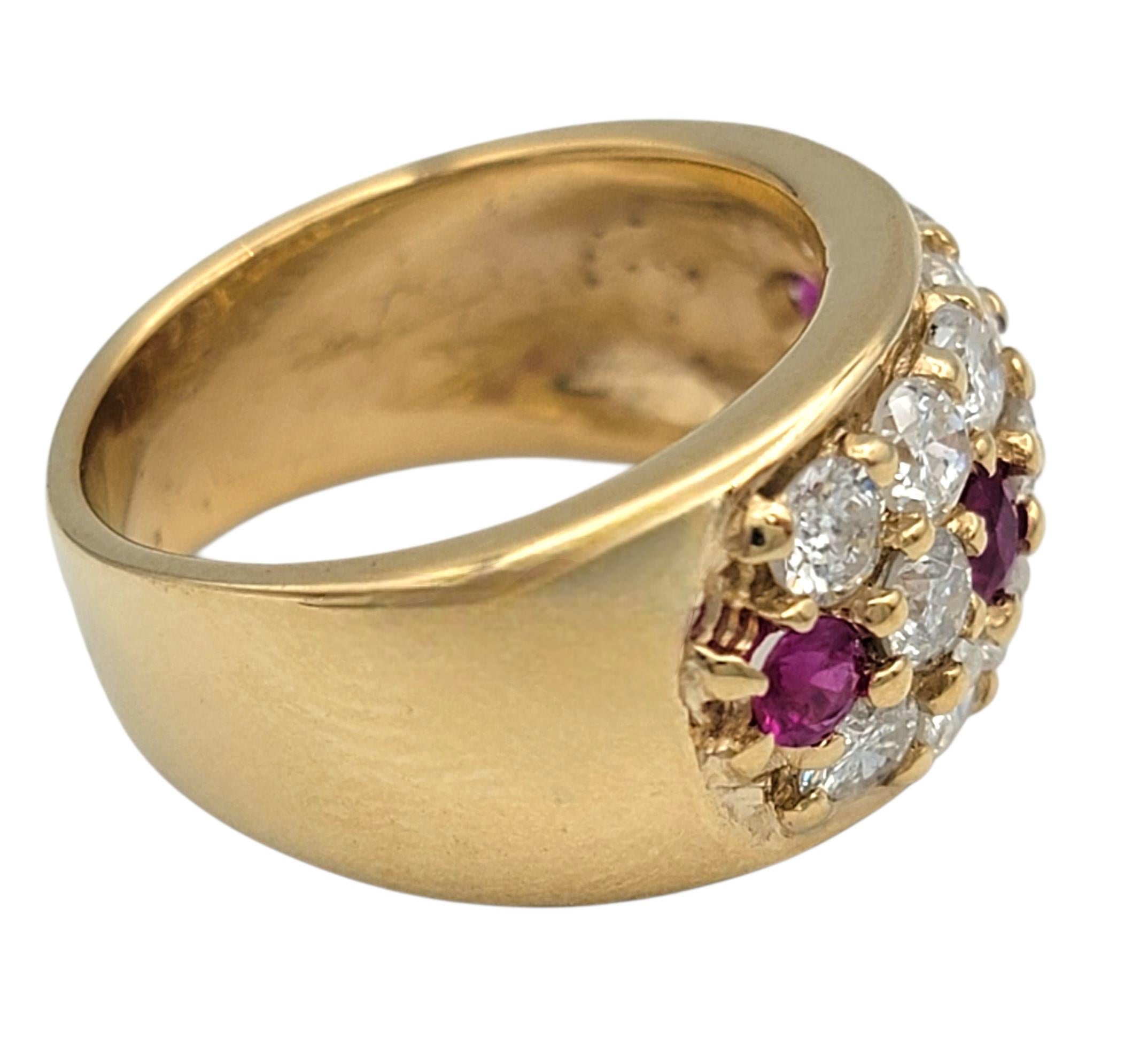Anillo de oro amarillo de 14 quilates con diamantes redondos en varias filas y rubí de Birmania Corte redondo en venta