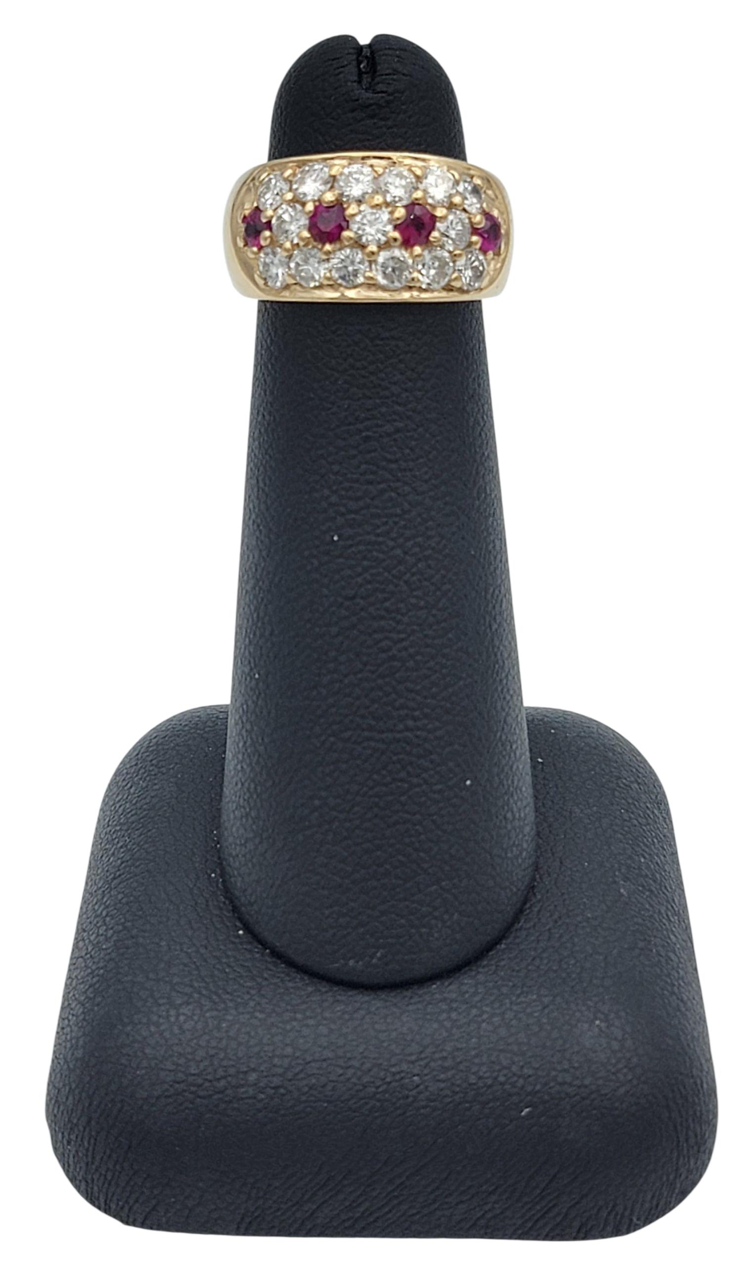 Anillo de oro amarillo de 14 quilates con diamantes redondos en varias filas y rubí de Birmania en venta 1