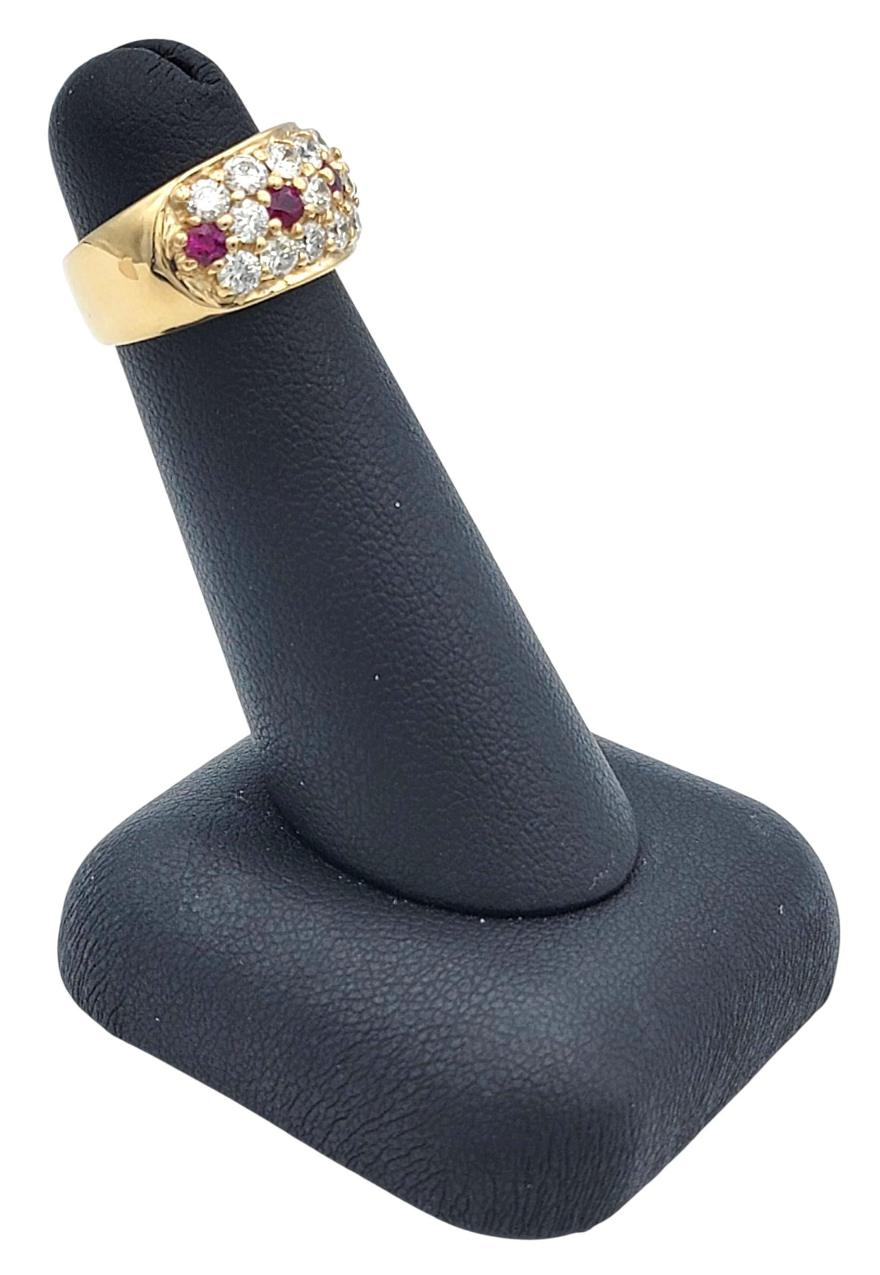 Anillo de oro amarillo de 14 quilates con diamantes redondos en varias filas y rubí de Birmania en venta 2