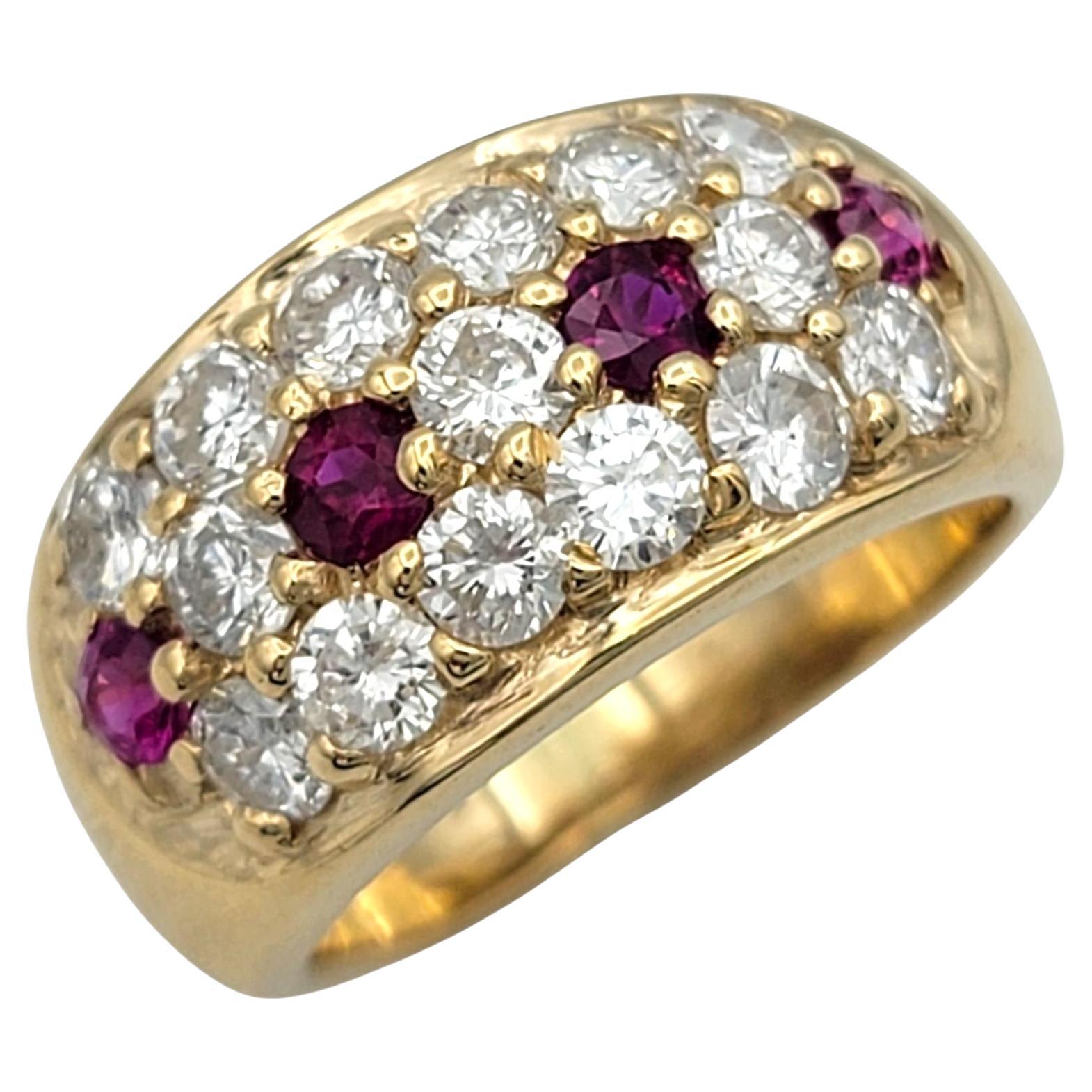 Anillo de oro amarillo de 14 quilates con diamantes redondos en varias filas y rubí de Birmania en venta