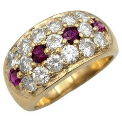 Anillo de oro amarillo de 14 quilates con diamantes redondos en varias filas y rubí de Birmania