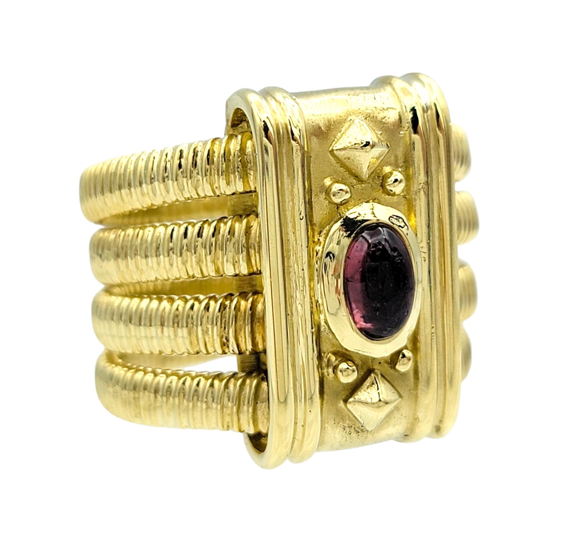 Taille de l'anneau : 7.5

Entrez dans une sophistication audacieuse avec cette bague captivante, véritable témoignage de l'artisanat d'art et du design luxueux. Réalisée en or jaune 18 carats, cette pièce remarquable présente quatre bandes striées,