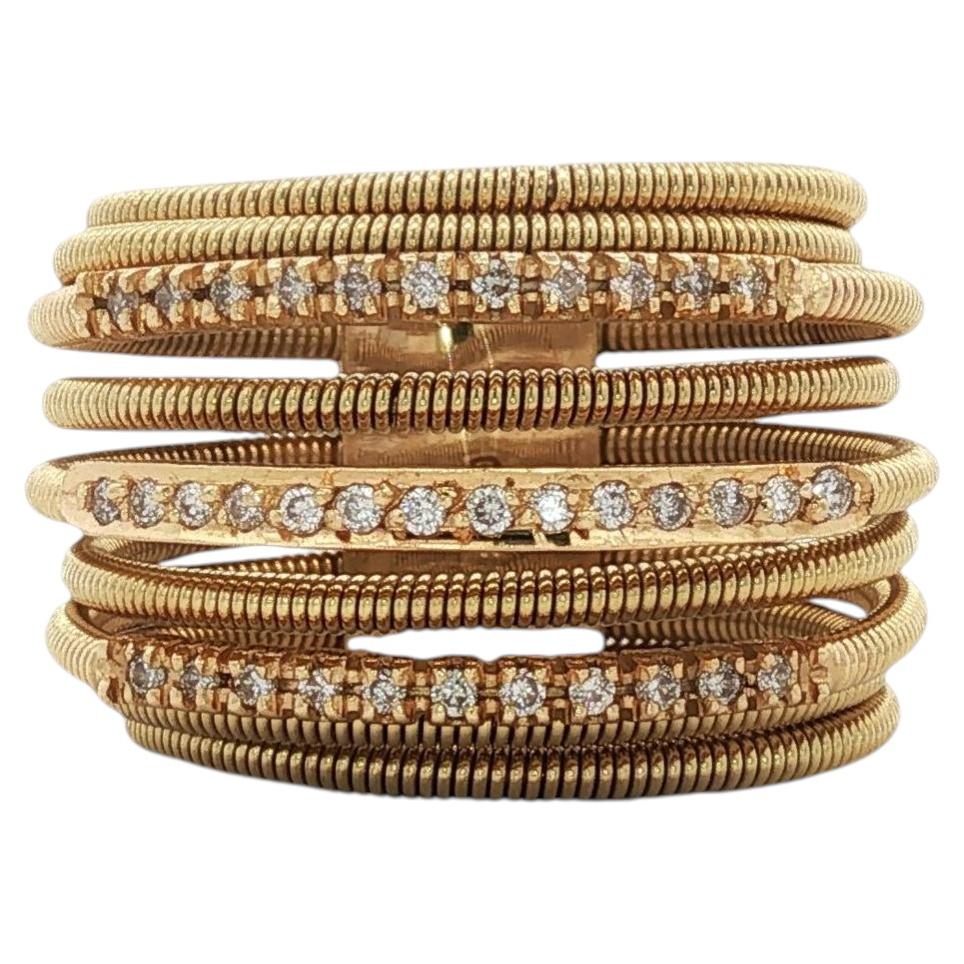 Anillo moderno de oro amarillo de 18 quilates con diamantes tubogas de varias filas