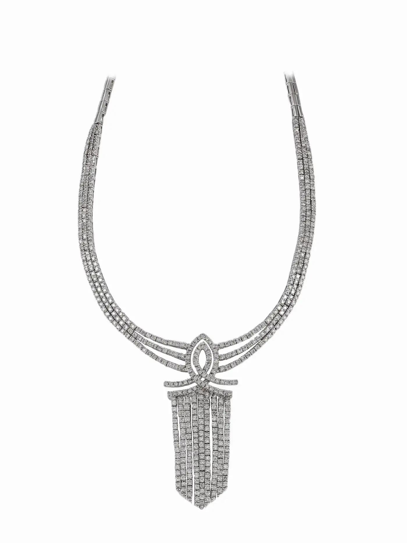 Art Déco Collana con nappe di diamanti in oro bianco a più file, taglio Brilliante da 9,50 carati in vendita