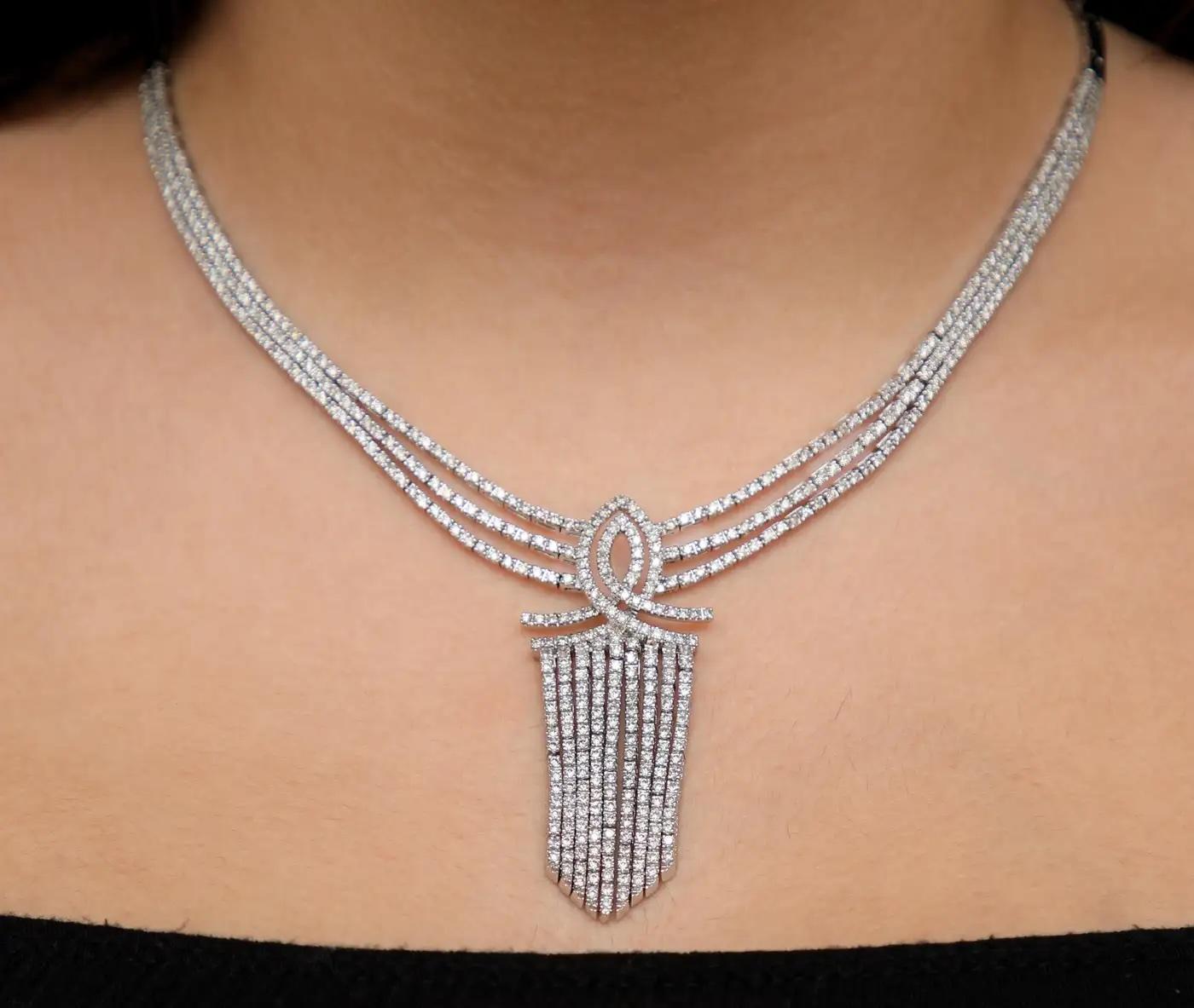 Collana con nappe di diamanti in oro bianco a più file, taglio Brilliante da 9,50 carati In condizioni Nuovo in vendita a Great Neck, NY