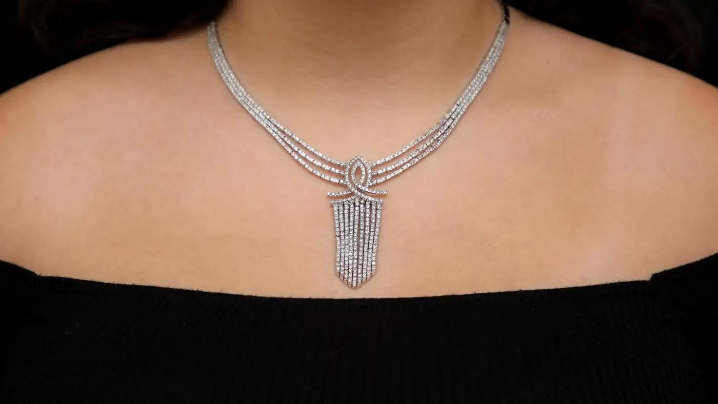 Donna Collana con nappe di diamanti in oro bianco a più file, taglio Brilliante da 9,50 carati in vendita