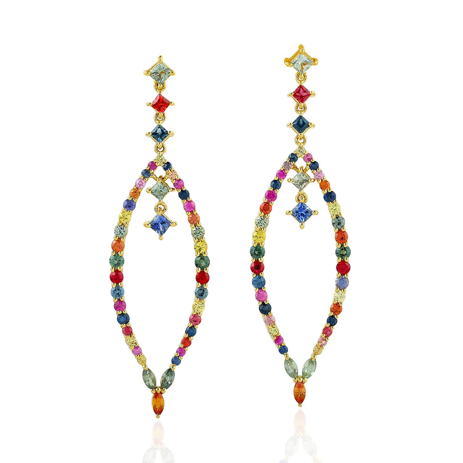 Moderne Boucles d'oreilles en or 18 carats et saphirs multicolores en vente